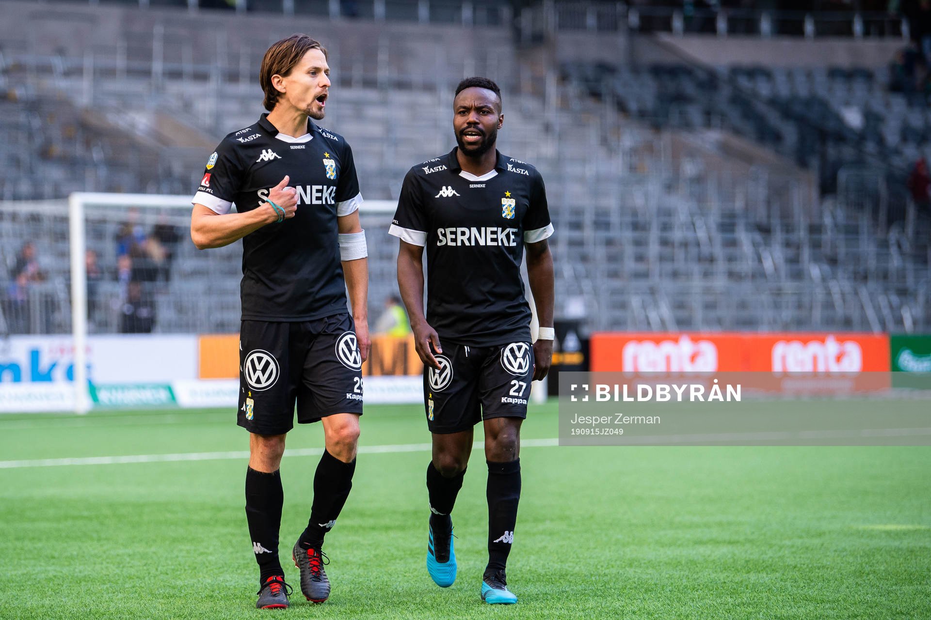 IFK Göteborgs Lasse Vibe och Nzuzi Toko deppar