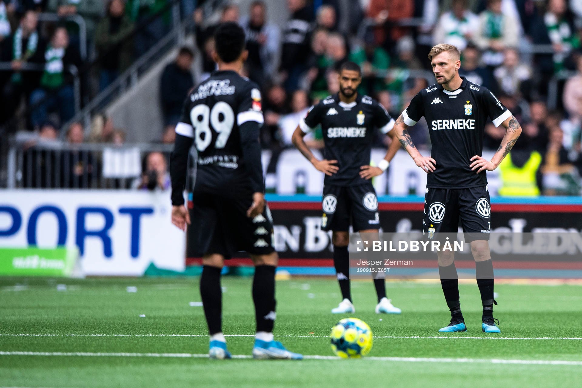 IFK Göteborgs Sebastian Eriksson (h) deppar