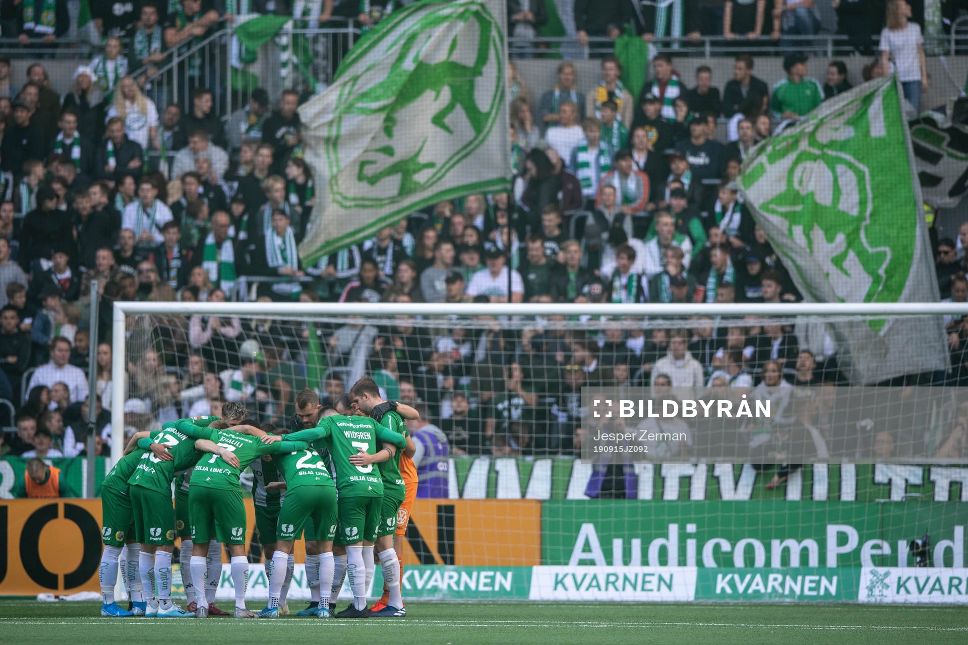 Hammarbys spelare samlas i en ring