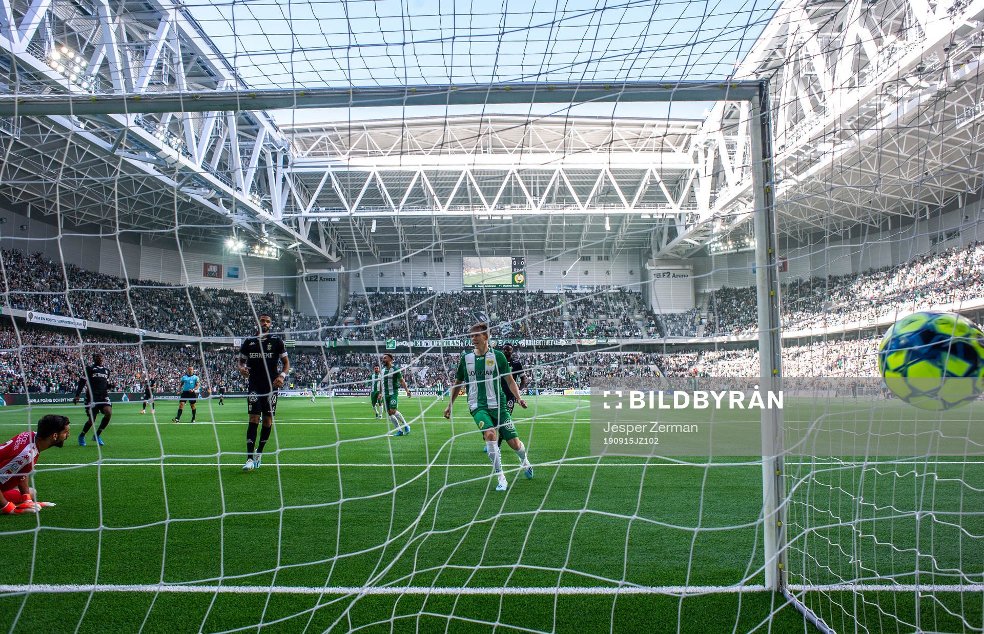 Hammarbys Vladimir Rodic (ej i bild) gör 1-0 bakom IFK