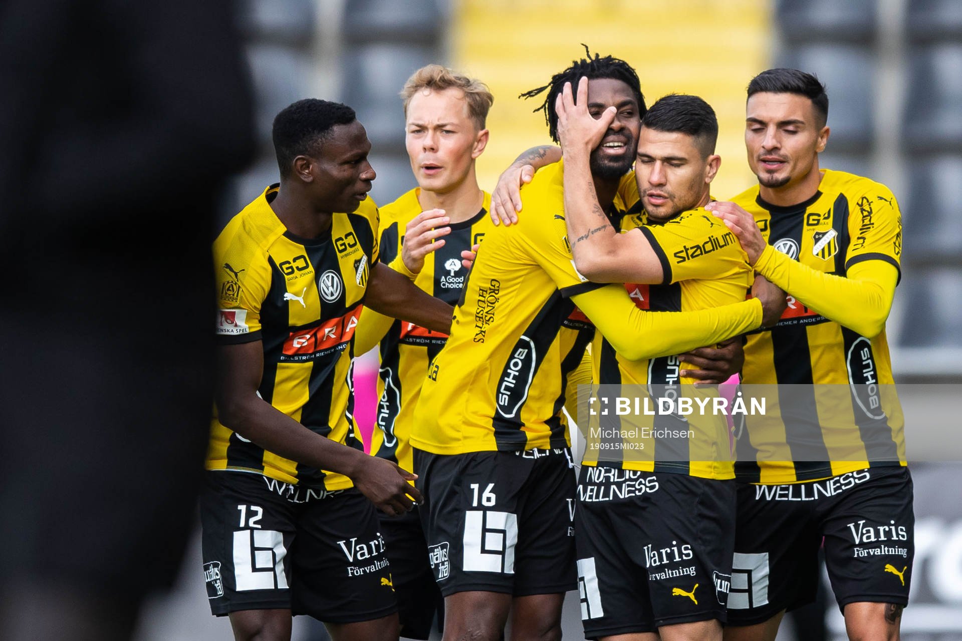 Häckens Paulinho jublar med lagkamrater