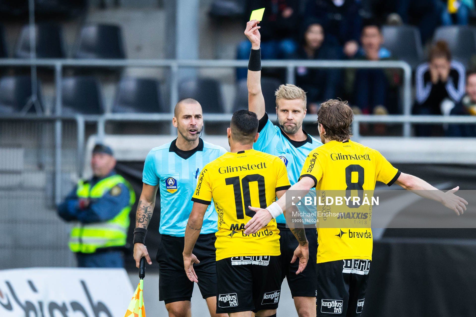 Häckens Paulinho tilldelas en varning av domare Magnus