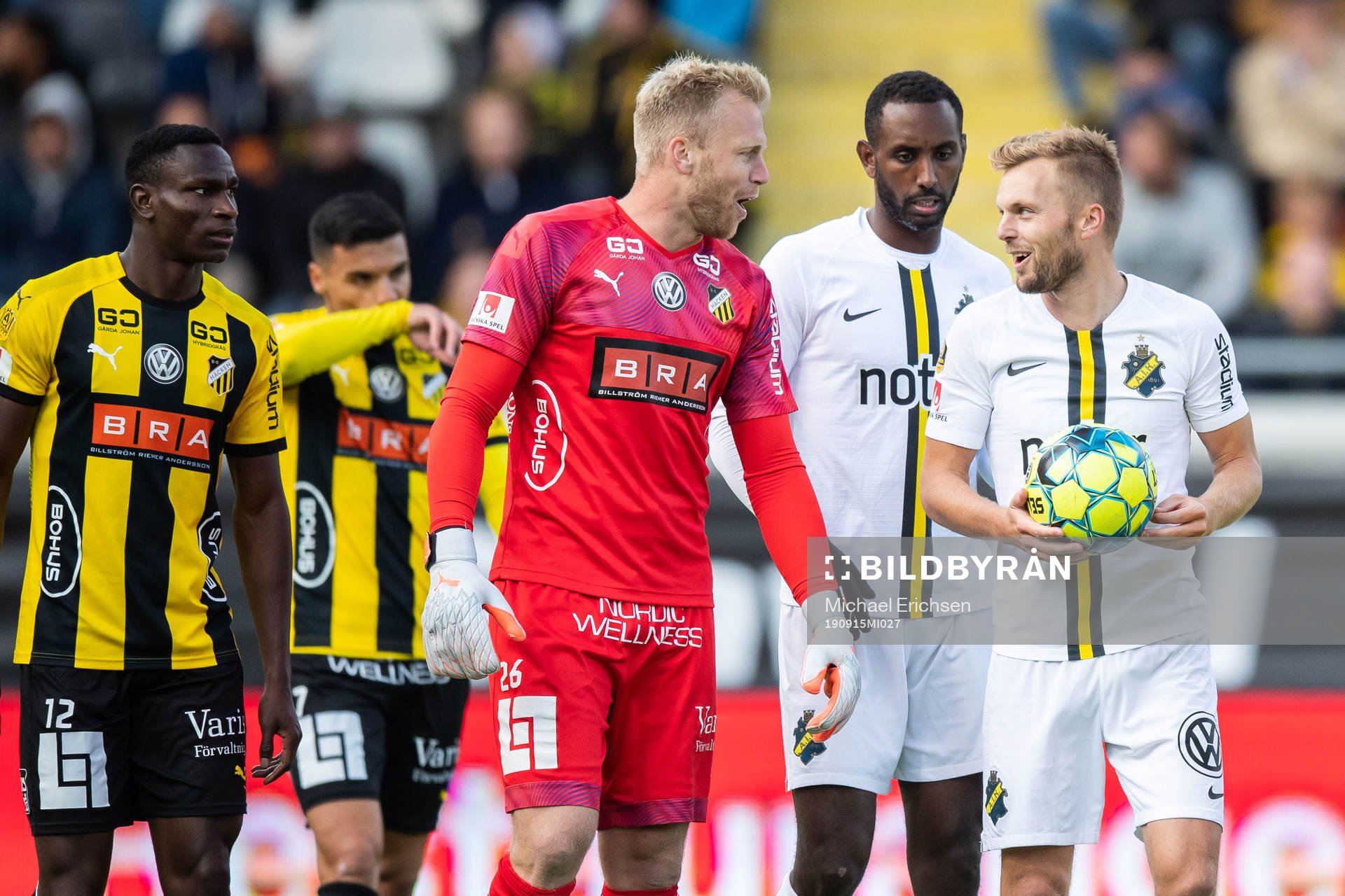 s Sebastian Larsson i diskussion med Häckens målvakt