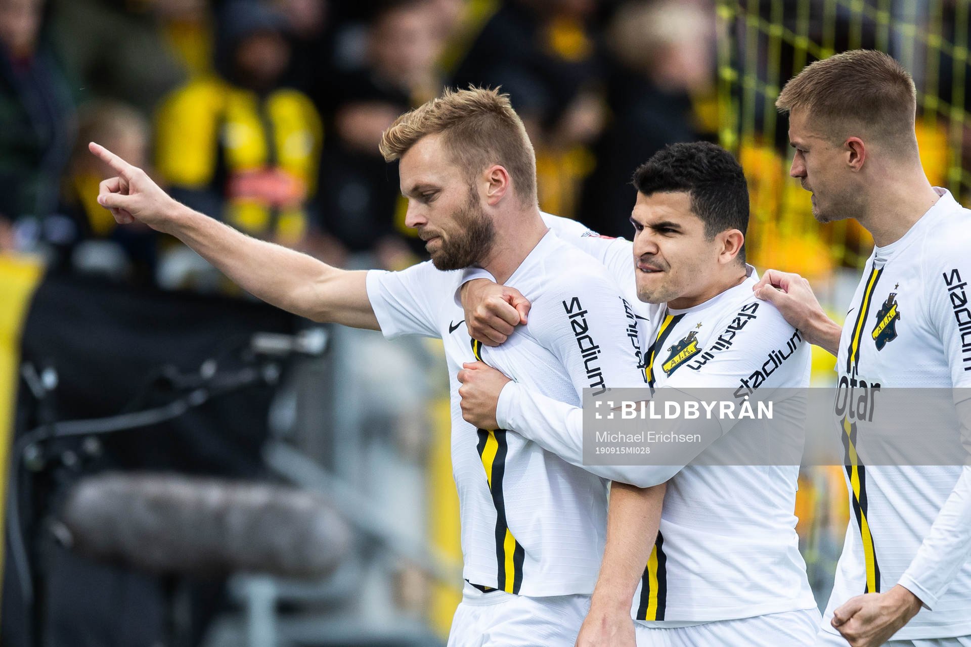 s Sebastian Larsson jublar med Tarik Elyounoussi
