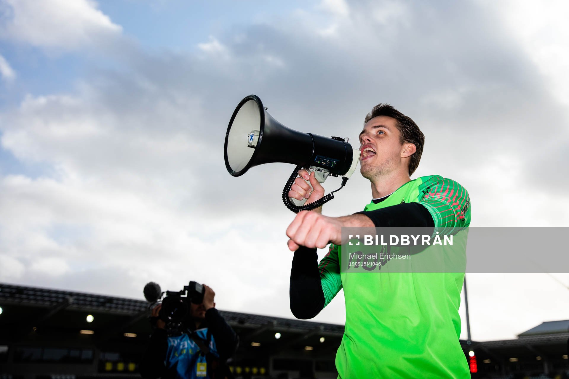 AIK:s målvakt Oscar Linnér jublar framför klacken efter fotbollsmatchen i allsvenskan mellan Häcken och AIK den 15 september 2019 i Göteborg.