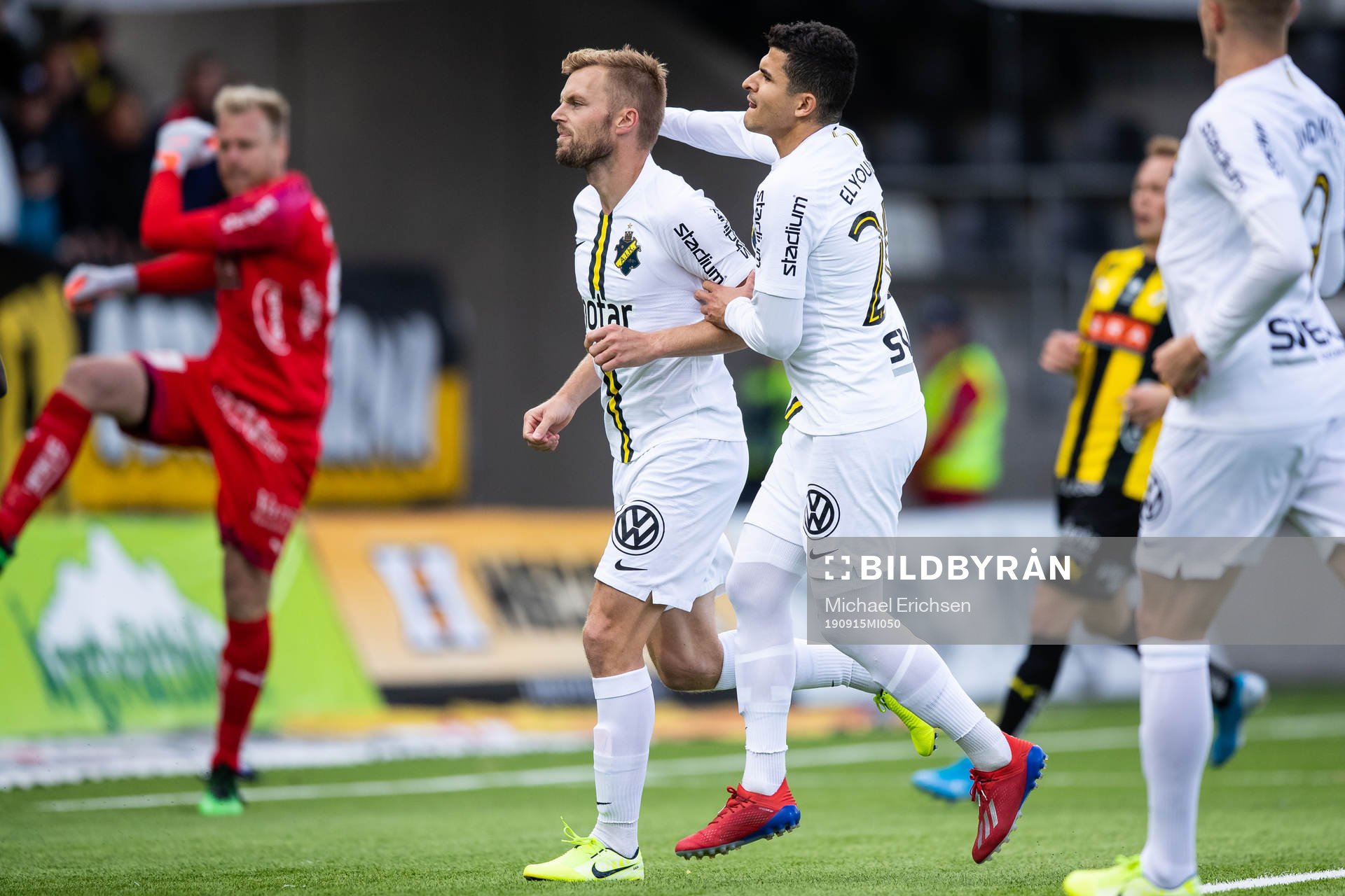 AIK:s Sebastian Larsson jublar efter 1-2 på straff med Tarik Elyounoussi under fotbollsmatchen i allsvenskan mellan Häcken och AIK den 15 september 2019 i Göteborg.