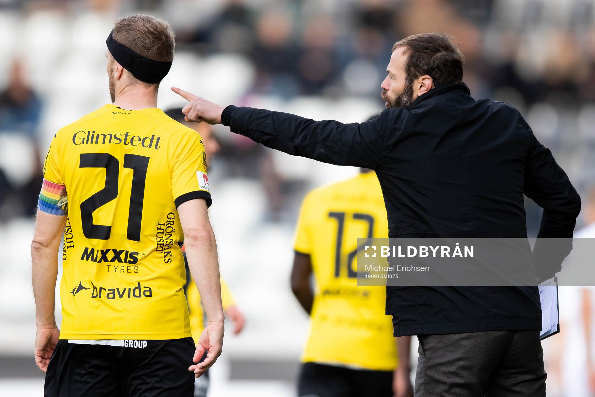 Häckens Rasmus Lindgren lyssnar på tränare Andreas Alm