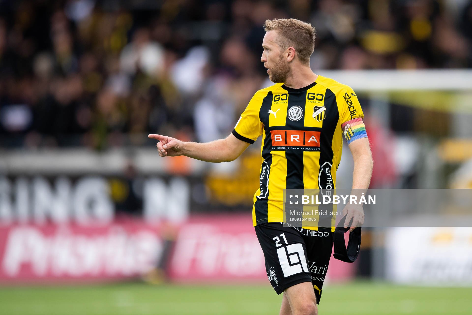 Häckens Rasmus Lindgren reagerar mot domarna i halvlek av