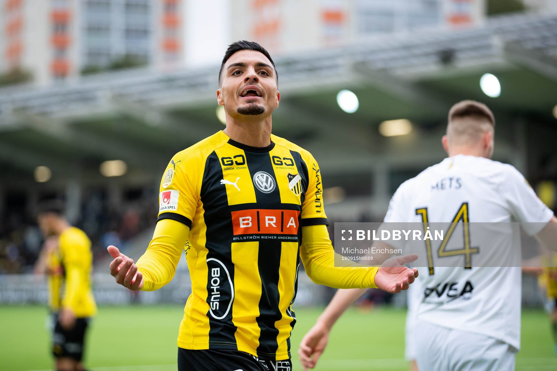 Häckens Ahmed Yasin manar på klacken