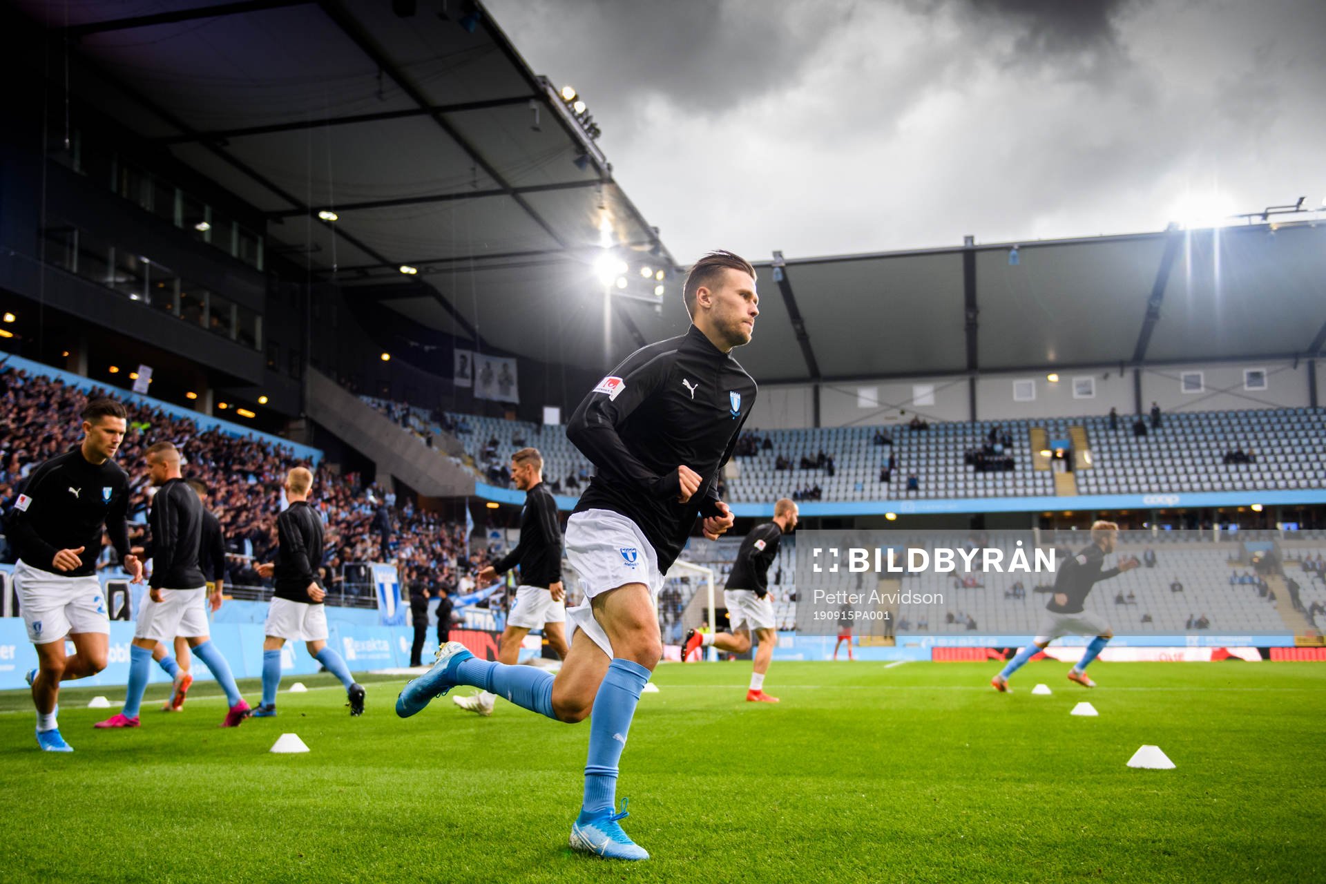 Malmö FFs Arnór Traustason värmer upp
