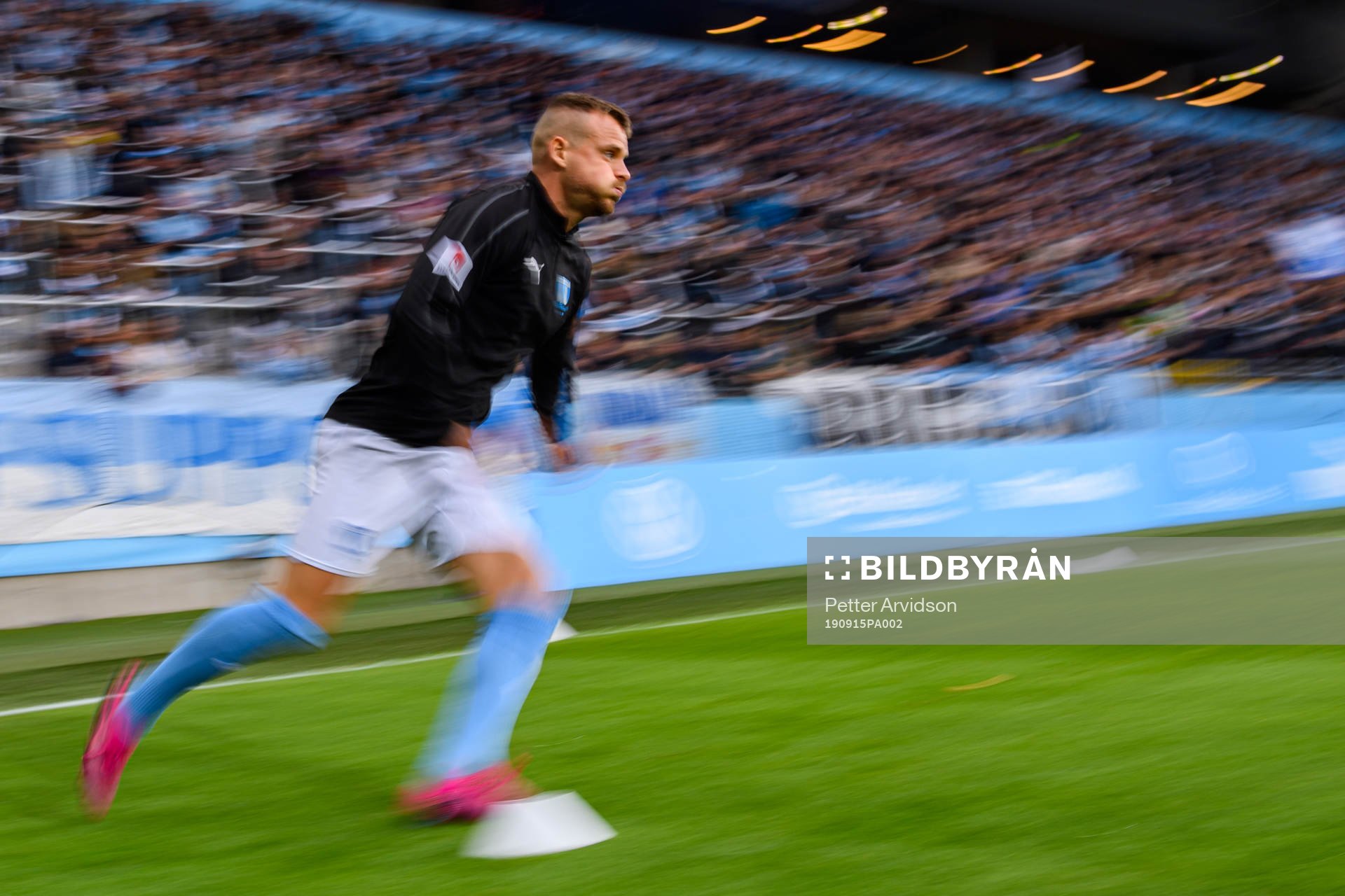 Malmö FFs Eric Larsson värmer upp