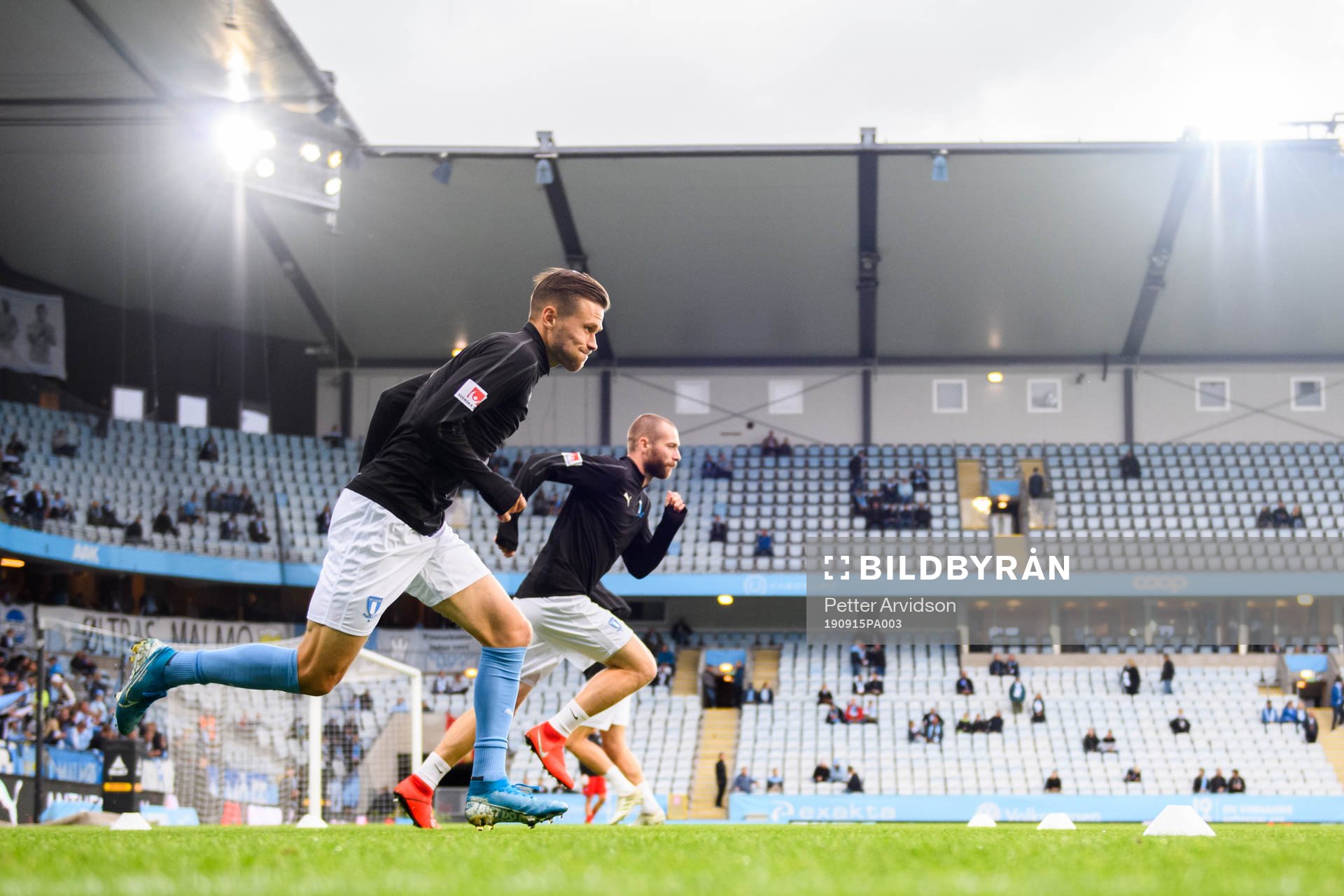 Malmö FFs Arnór Traustason och Jo Inge Berget värmer upp