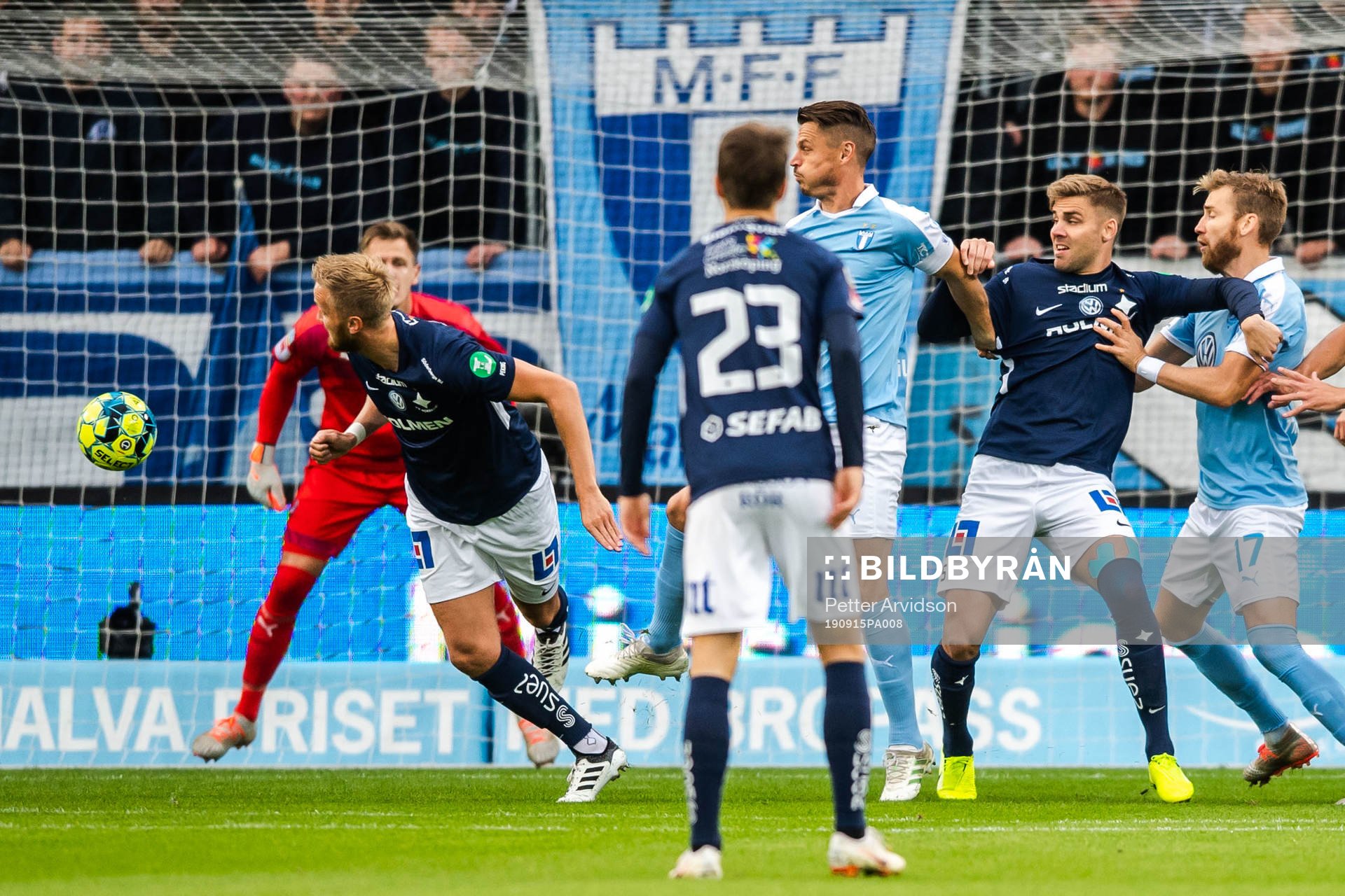 IFK Norrköpings Christoffer Nyman oroar framför Malmö