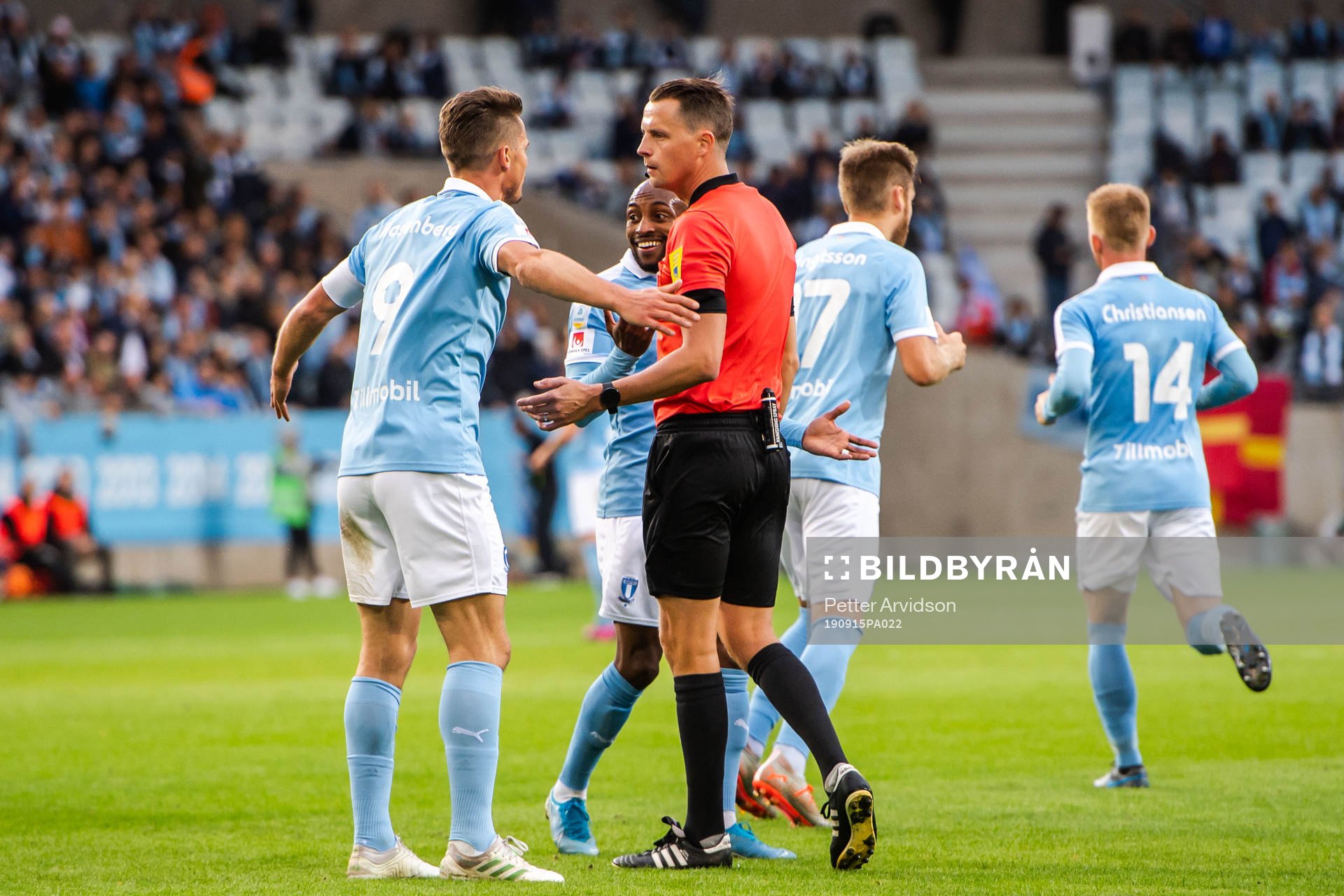 Malmö FFs Markus Rosenberg i samtal med domare Andreas Ekberg under fotbollsmatchen i Allsvenskan mellan Malmö FF och Norrköping den 15 september 2019 i Malmö.