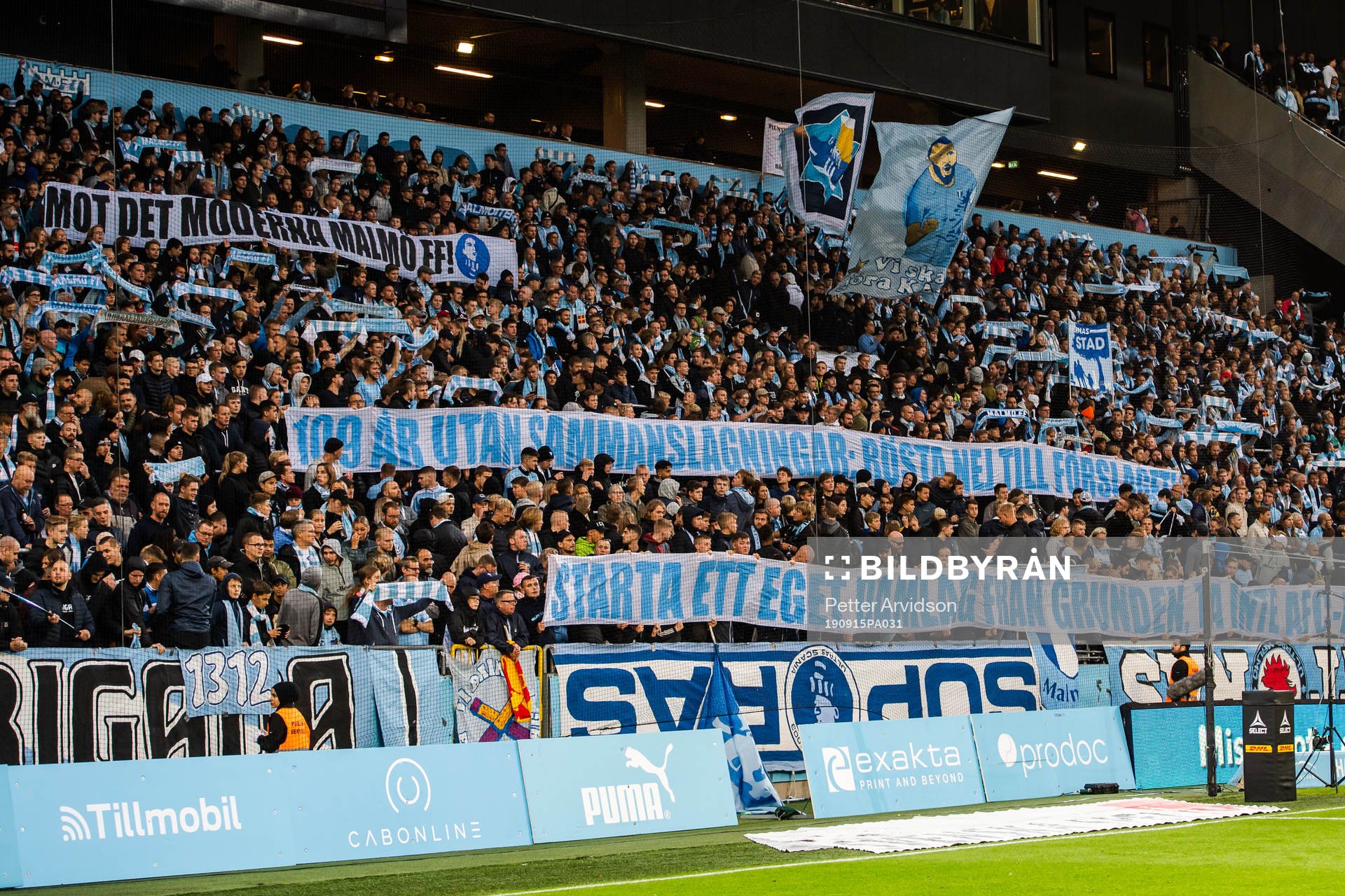 Malmö FFs supportrar med banderoller