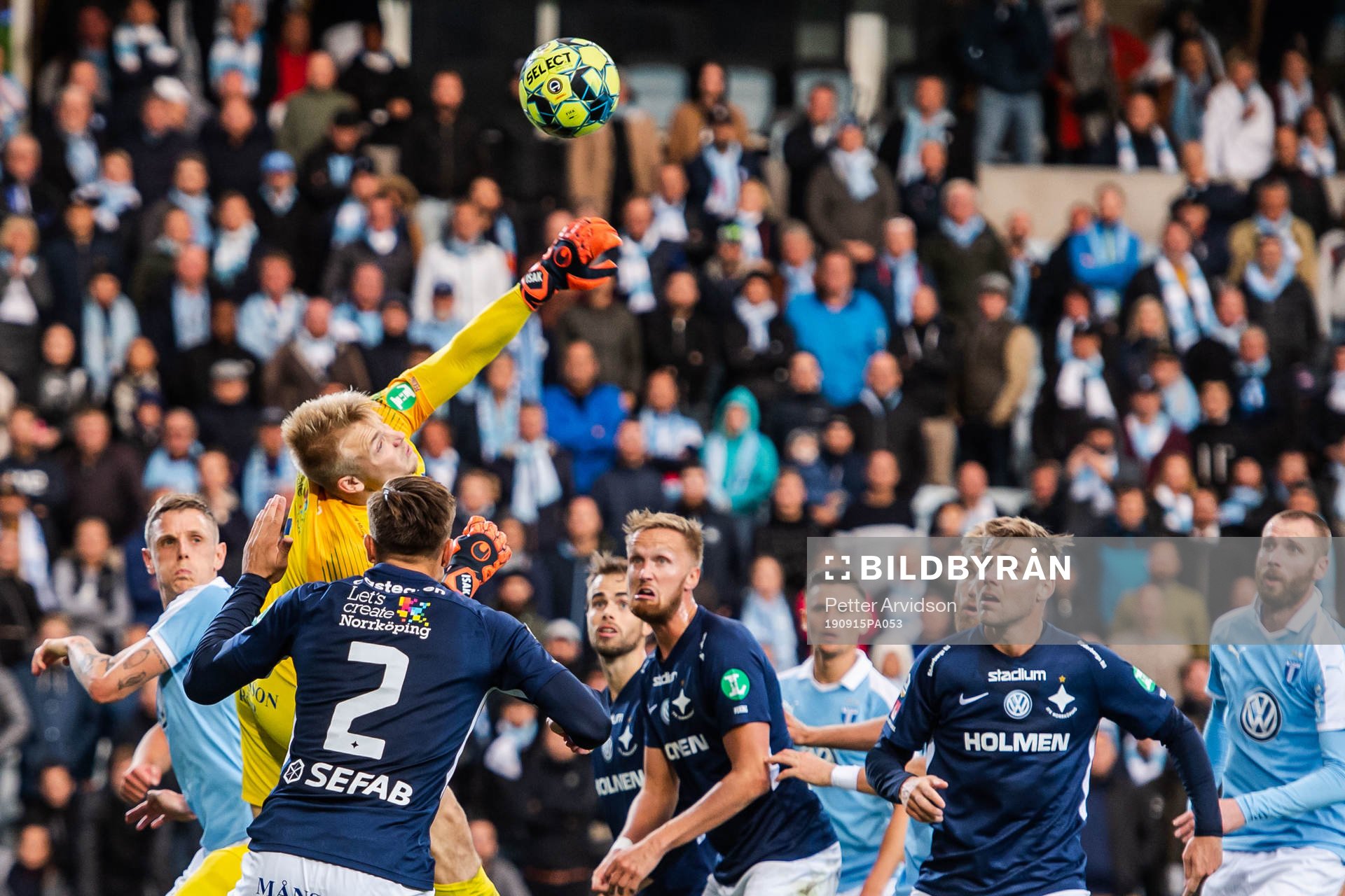 IFK Norrköpings målvakt Isak Pettersson med en räddning