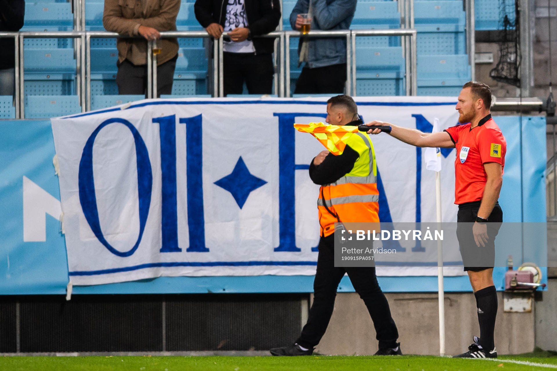 Linjedomaren vinkar offside för 1-1 under fotbollsmatchen i Allsvenskan mellan Malmö FF och Norrköping den 15 september 2019 i Malmö.