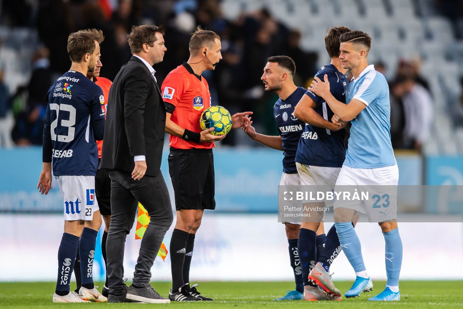IFK Norrköpings Sead Haksabanovic i samtal med domare