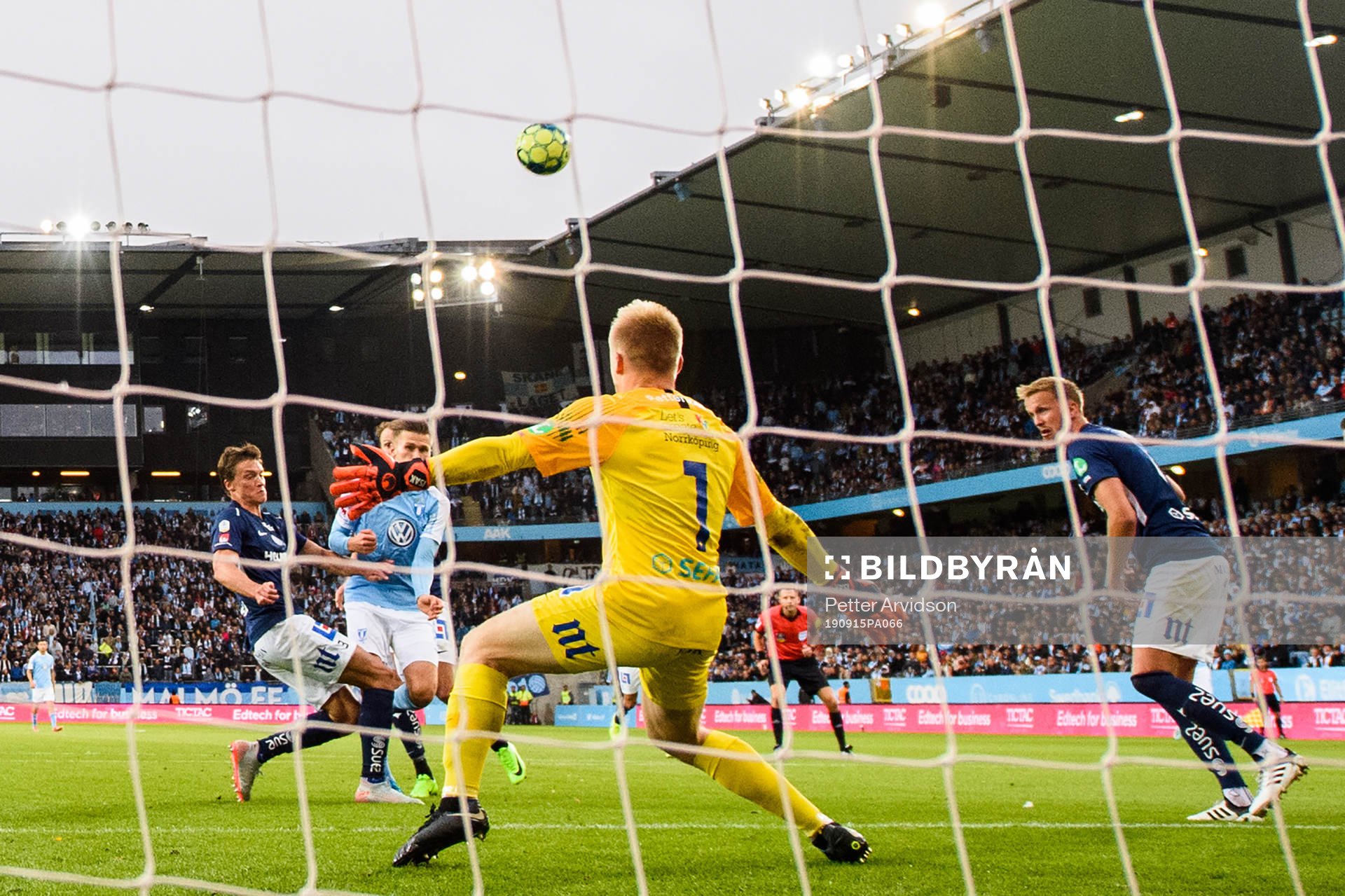 Malmö FFs Arnór Traustason med en målchans mot IFK