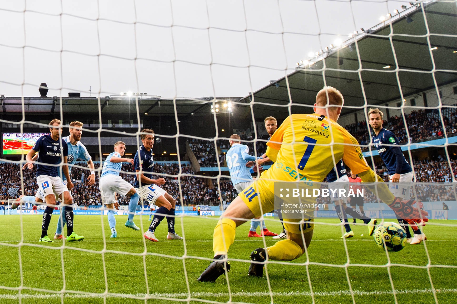 Malmö FFs Sören Rieks med en målchans mot IFK