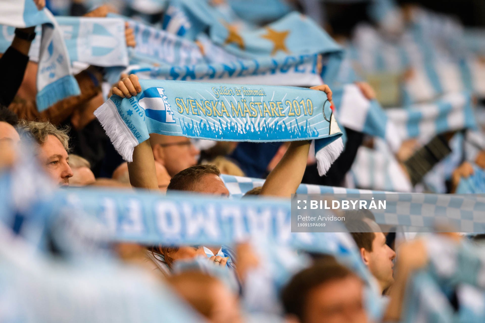 Malmö FFs supportrar med halsdukar