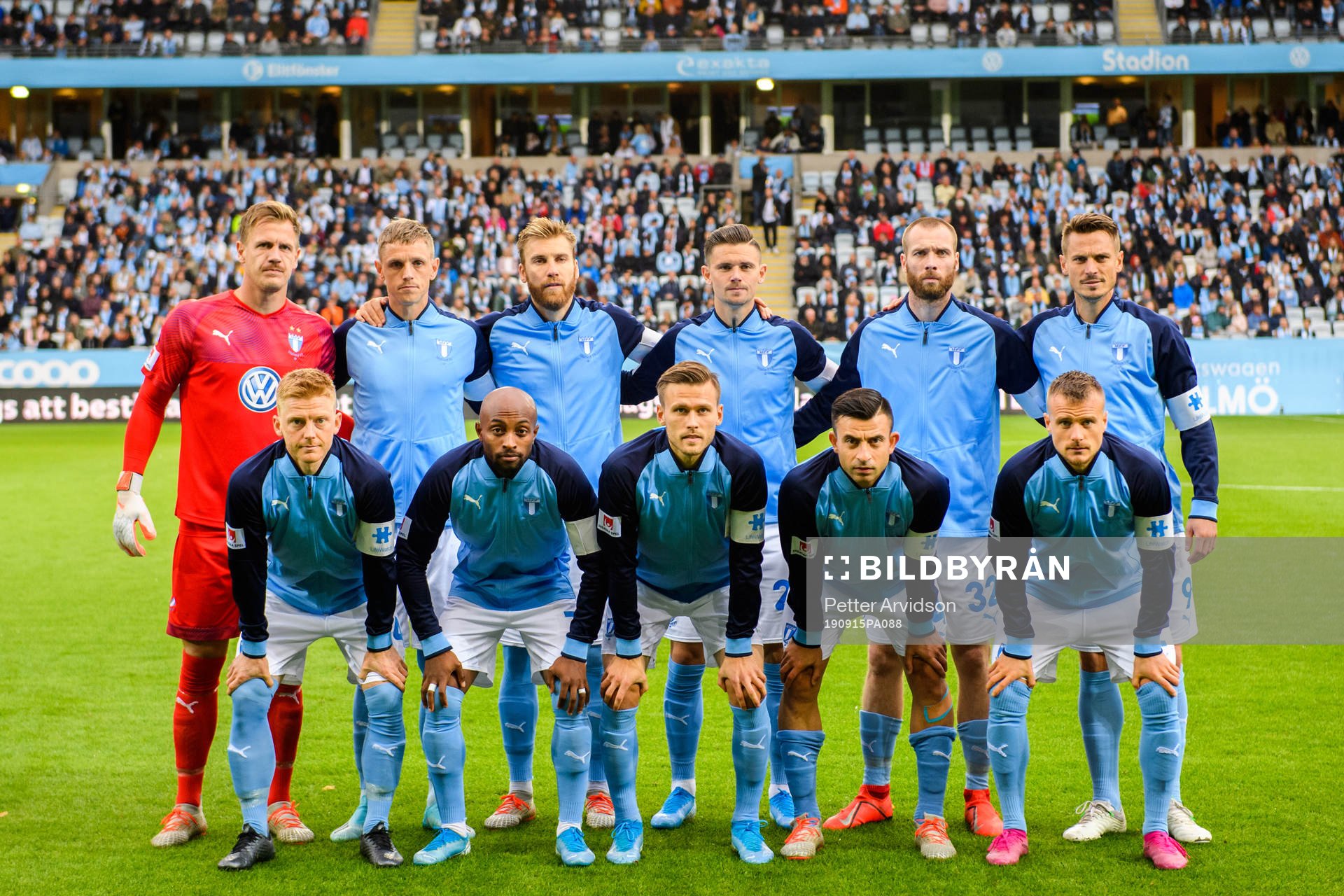 Malmö FFs spelare ställer upp för en gruppbild, övre