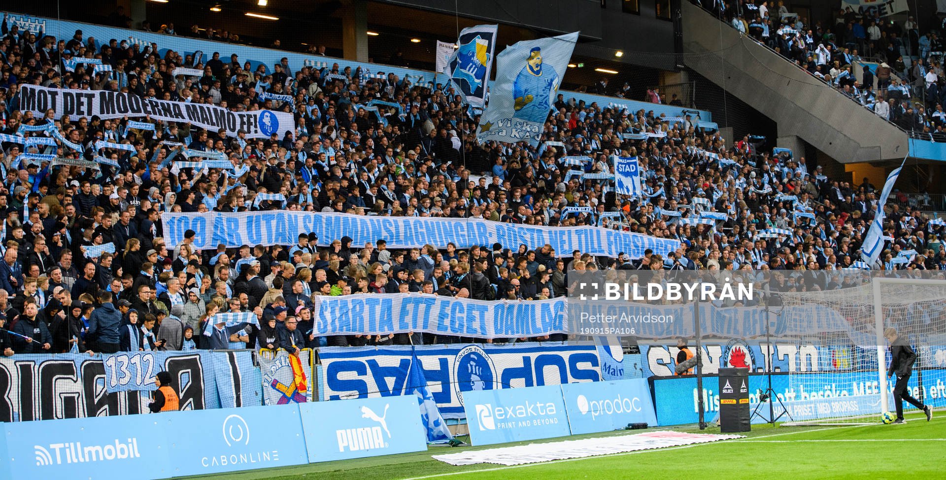 Malmö FFs supportrar protesterar med banderoller mot