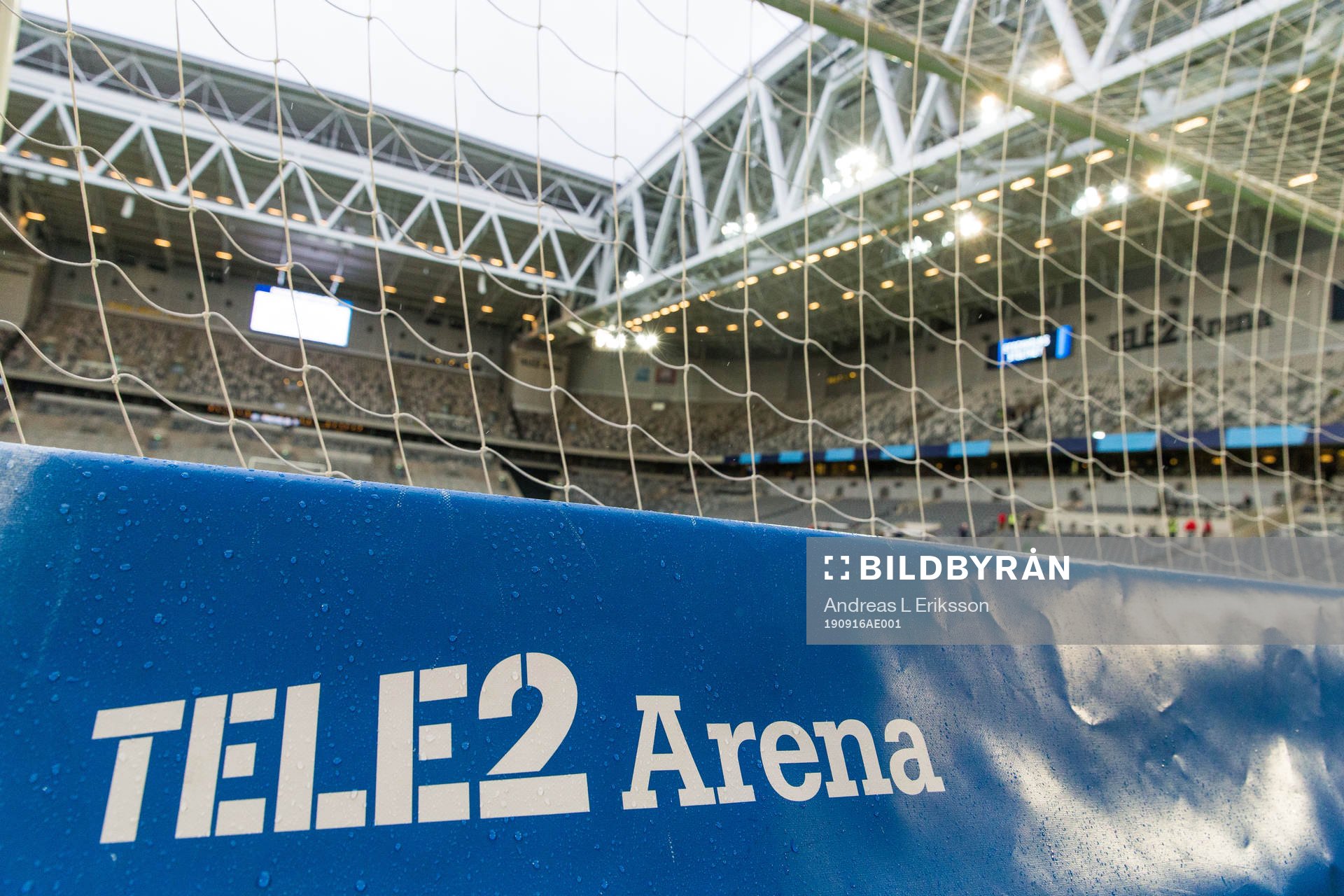 Skylt bakom mål med texten Tele2 Arena