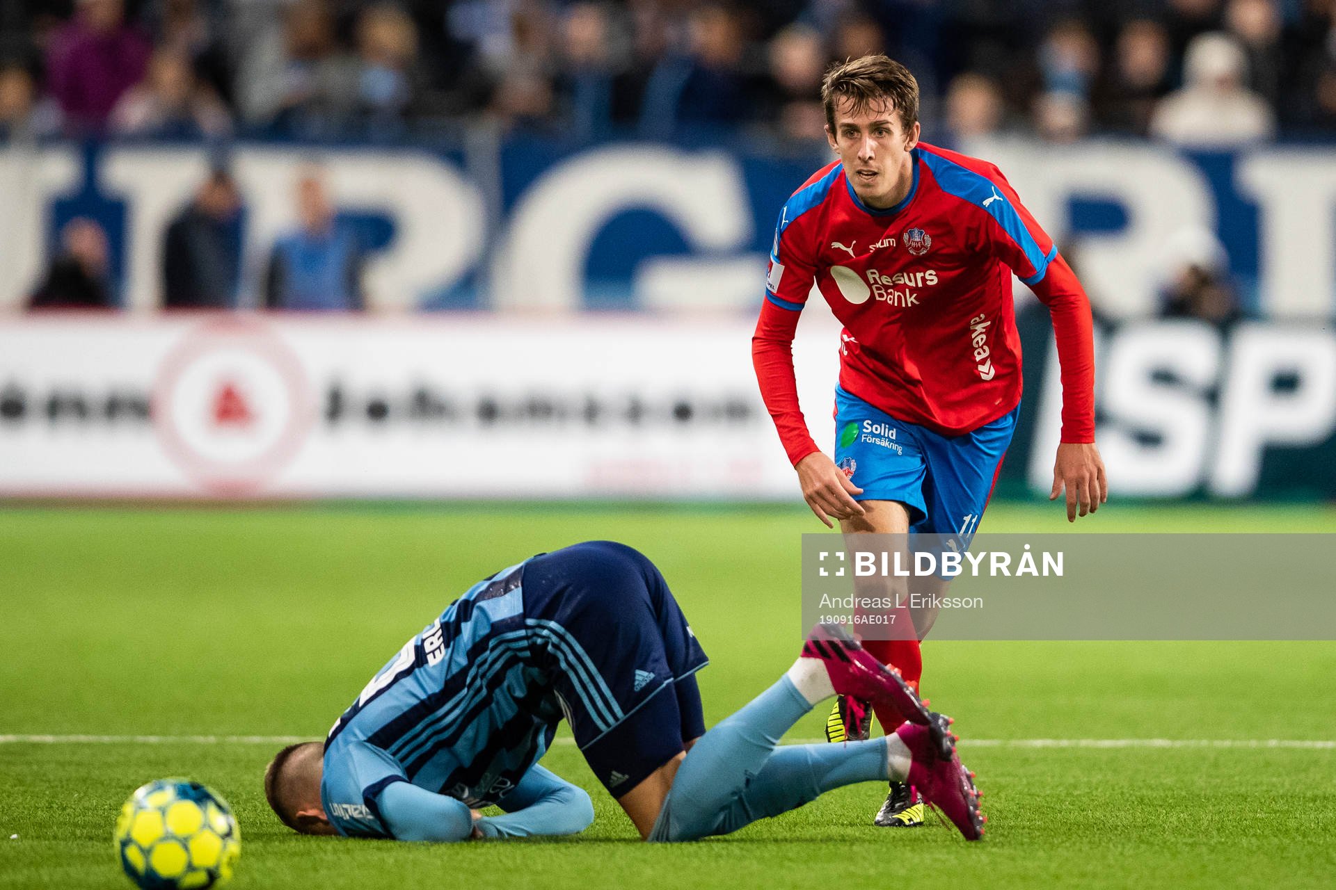 Djurgårdens Fredrik Ulvestad faller i kamp med Helsingborgs Adam Eriksson under fotbollsmatchen i Allsvenskan mellan Djurgården och Helsingborg den 16 september 2019 i Stockholm.