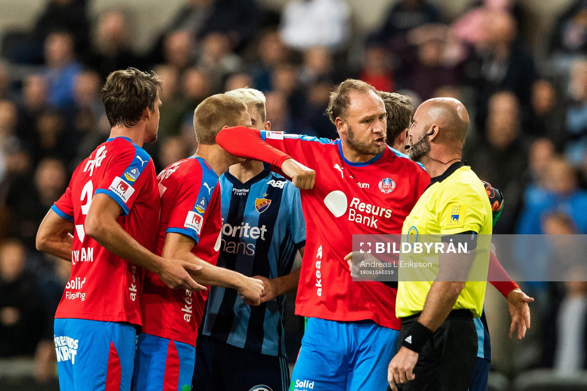 Helsingborgs Andreas Granqvist diskuterar med domare Stefan