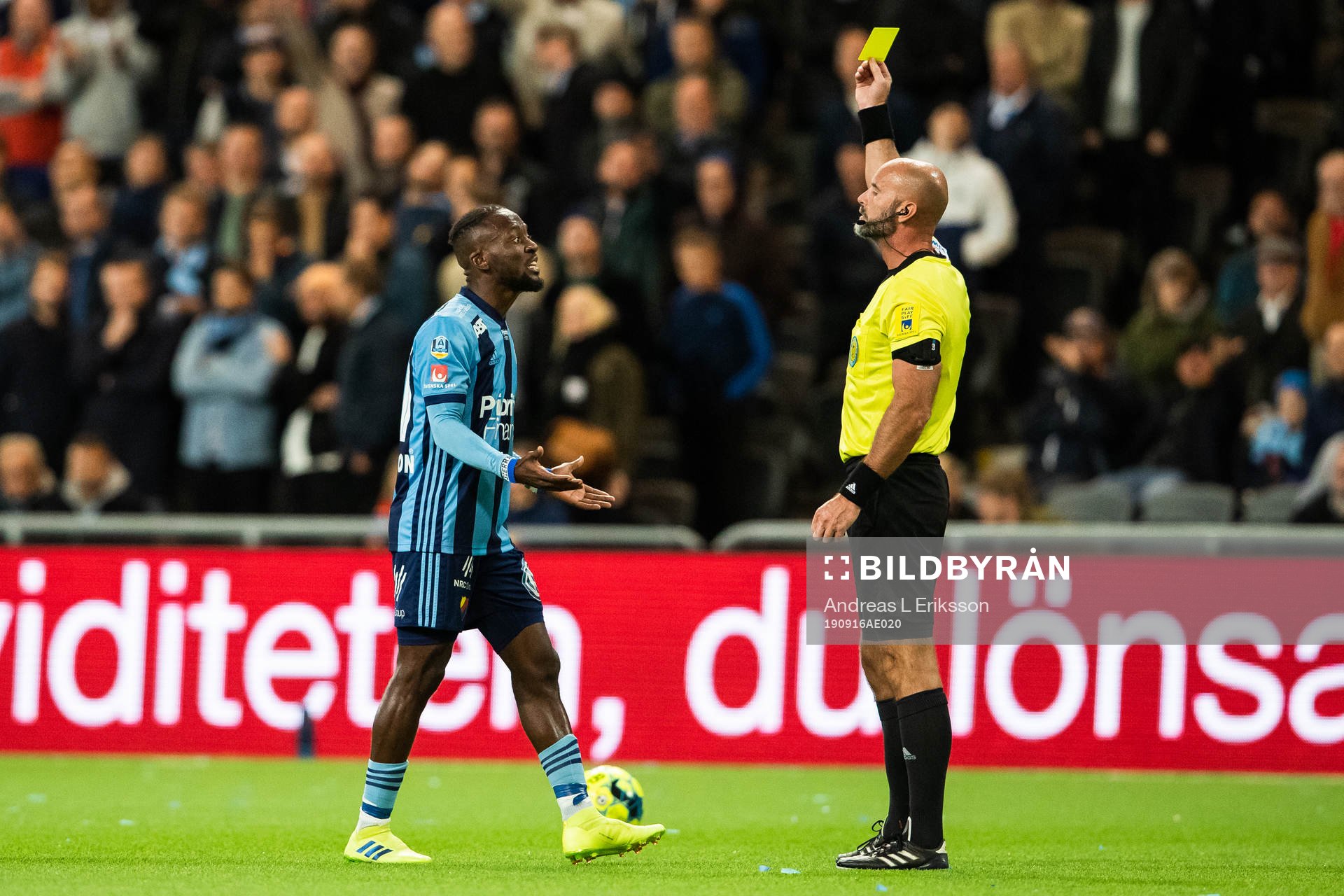 Djurgårdens Mohamed Buya Turay varnas av domare Stefan
