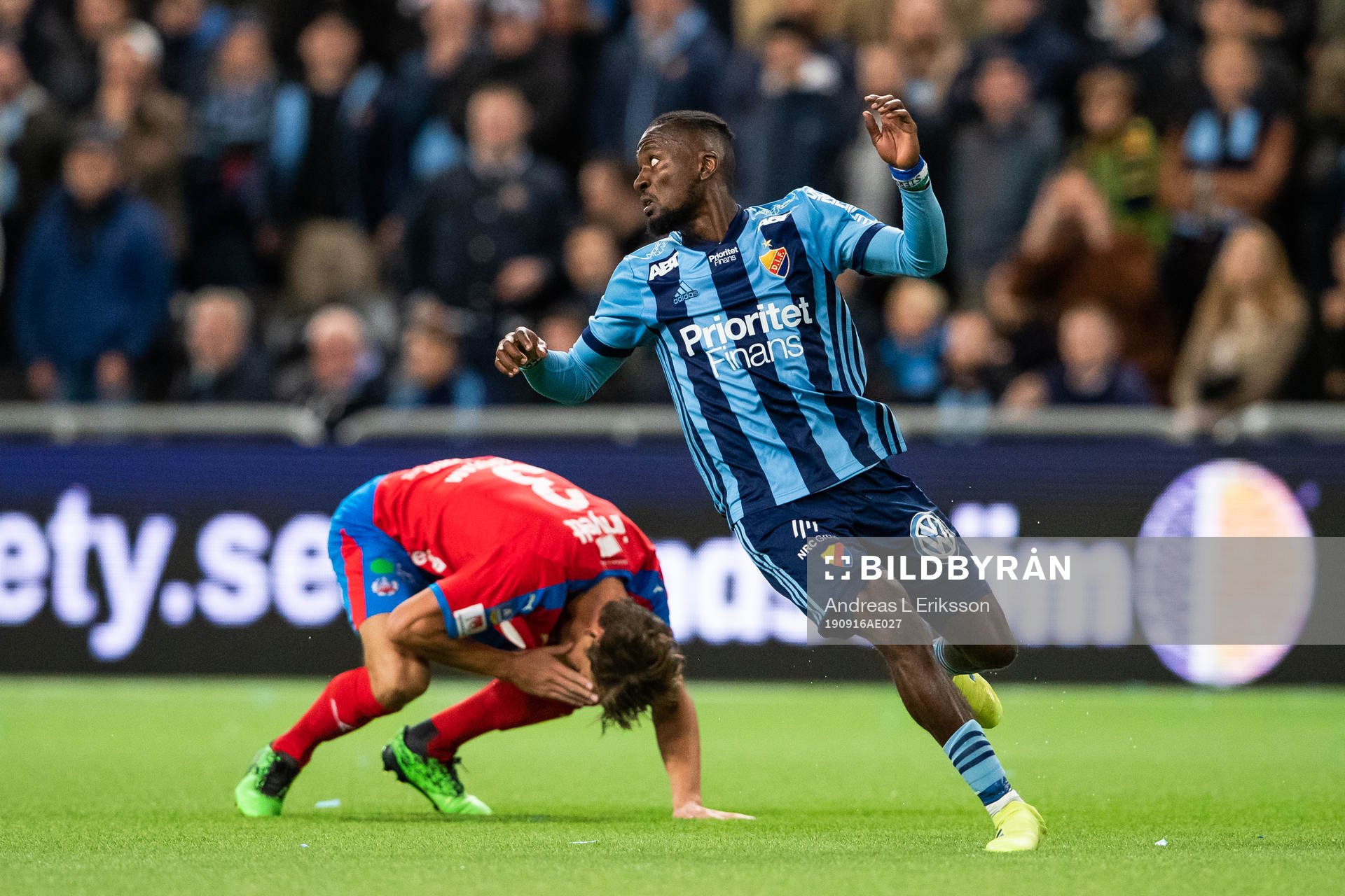 Helsingborgs Fredrik Liverstam tar sig mot ansiktet