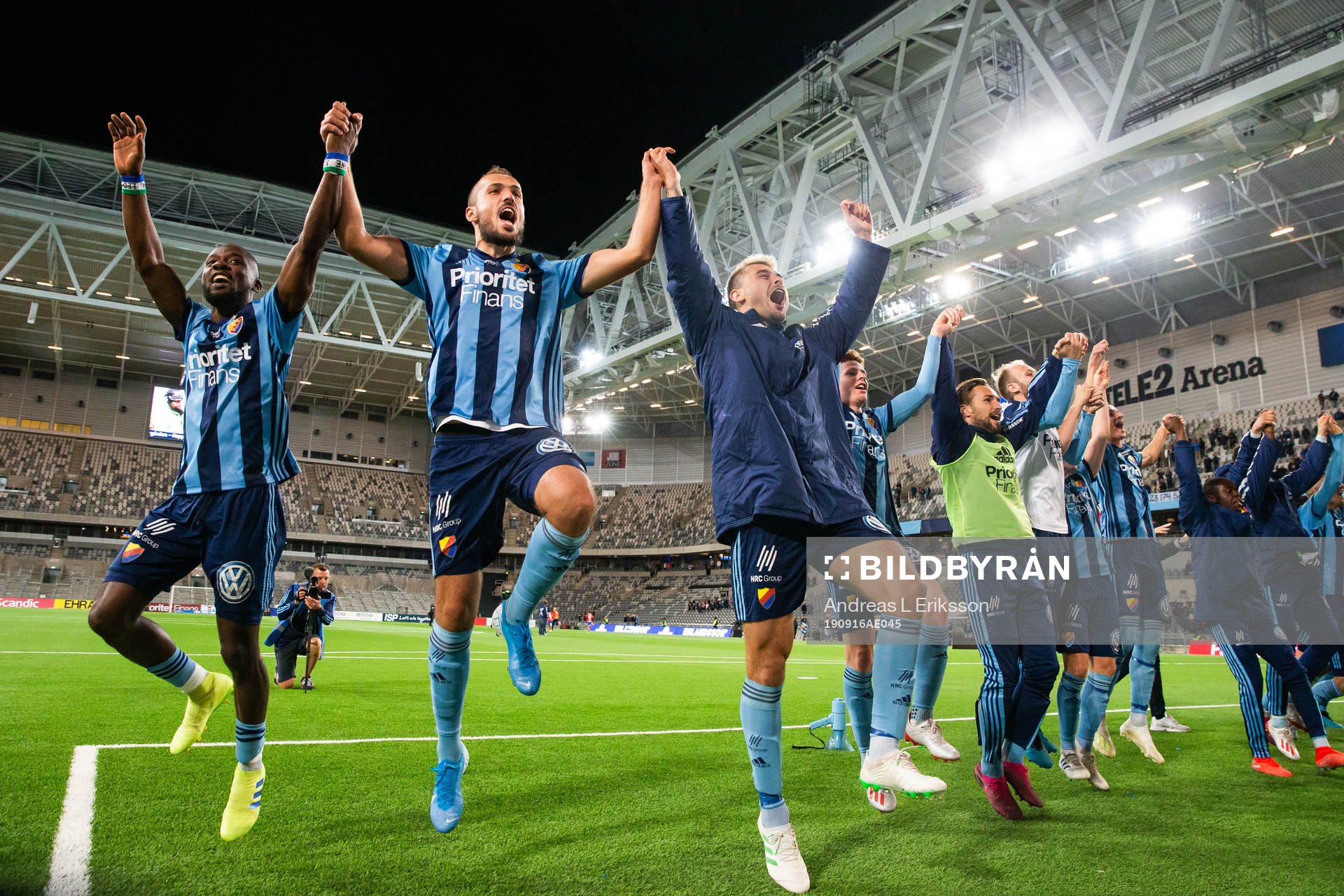 Djurgårdens Mohamed Buya Turay och Emir Kujovic jublar efter fotbollsmatchen i Allsvenskan mellan Djurgården och Helsingborg den 16 september 2019 i Stockholm.