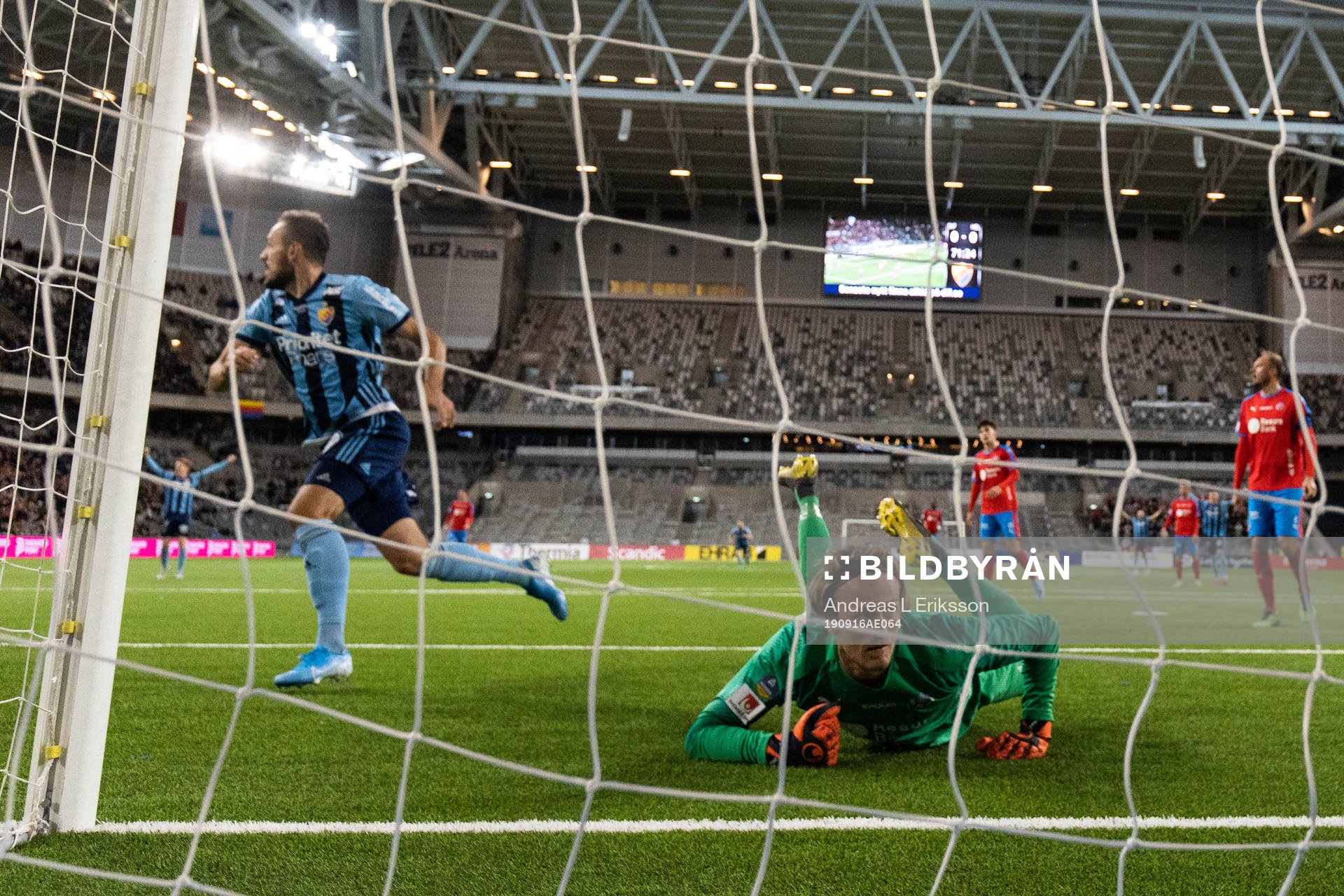 Djurgårdens Emir Kujovic jublar och Helsingborgs målvakt