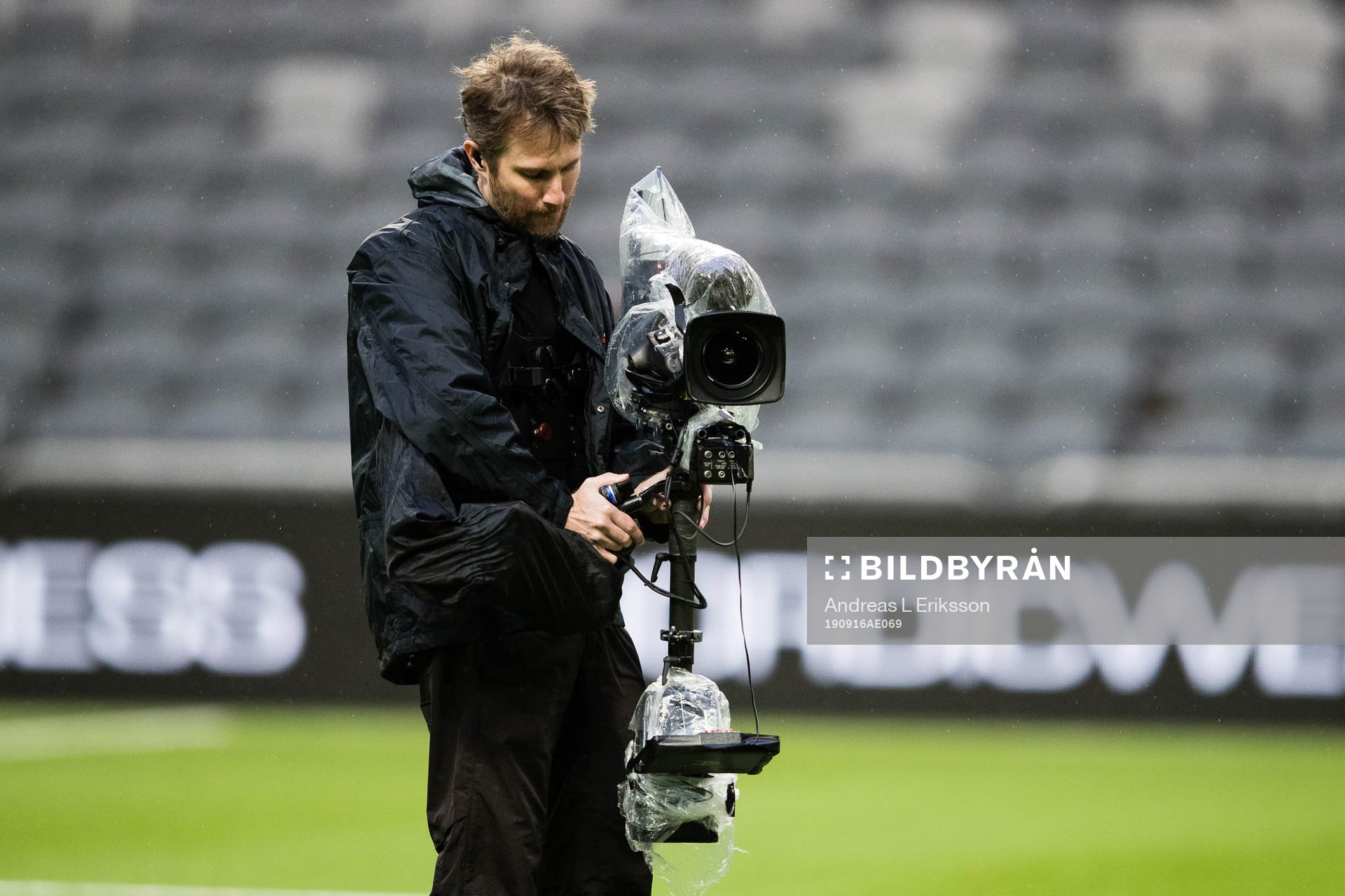 En TV-kameraman innan fotbollsmatchen i Allsvenskan mellan