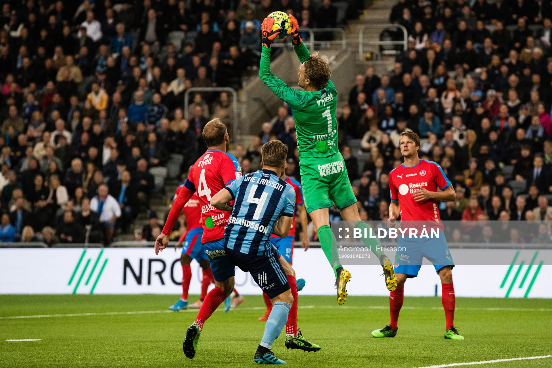 Helsingborgs målvakt Anders Lindegaard greppar bollen