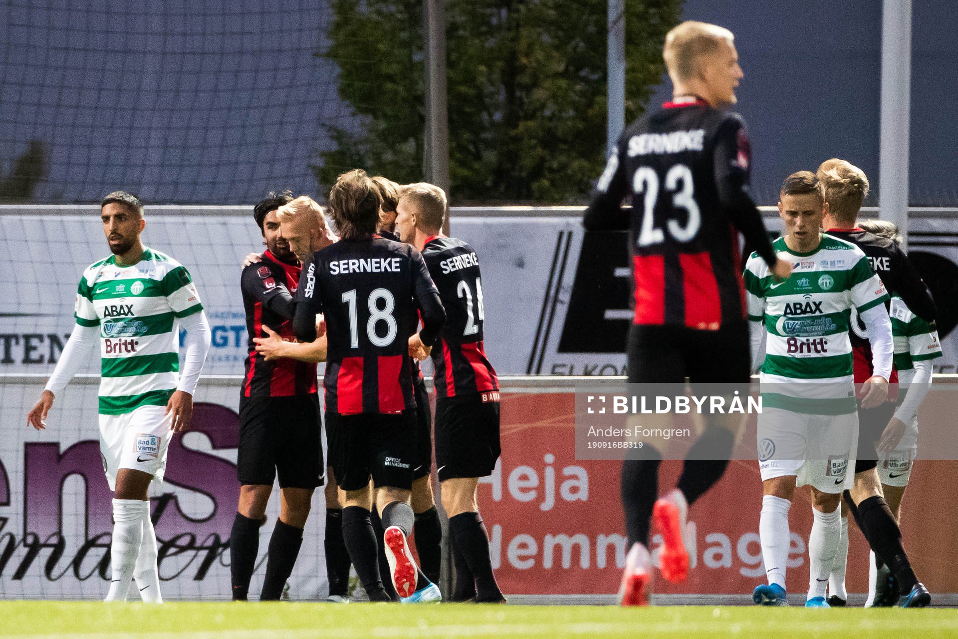 Brommapojkarnas Alexander Nilsson jublar med lagkamrater