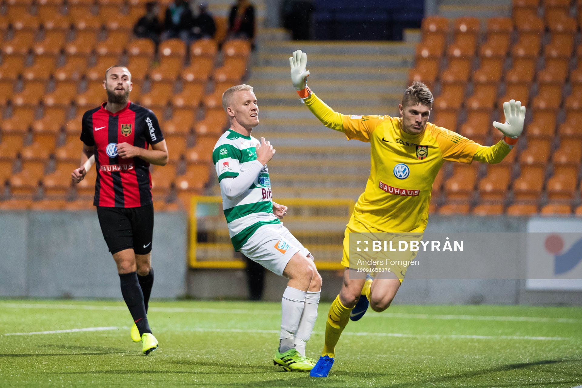 Brommapojkarnas Ali Suljic , Västerås Dennis Persson och