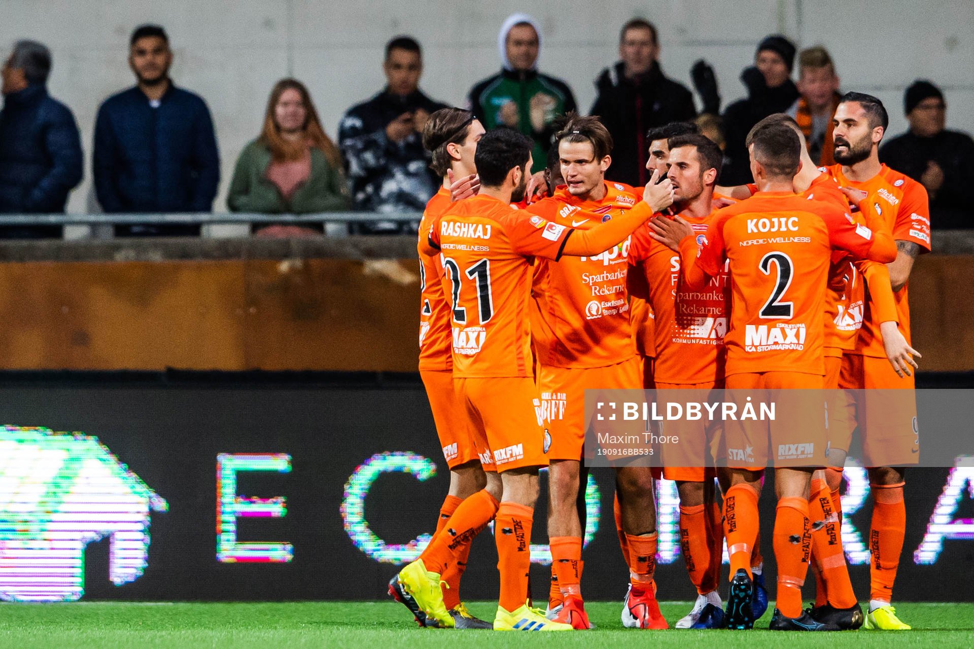 AFC Eskilstunas Kadir Hodzic jublar med lagkamrater efter att han gjort 2-1 på straff under fotbollsmatchen i Allsvenskan mellan AFC Eskilstuna och Elfsborg den 16 september 2019 i Eskilstuna.