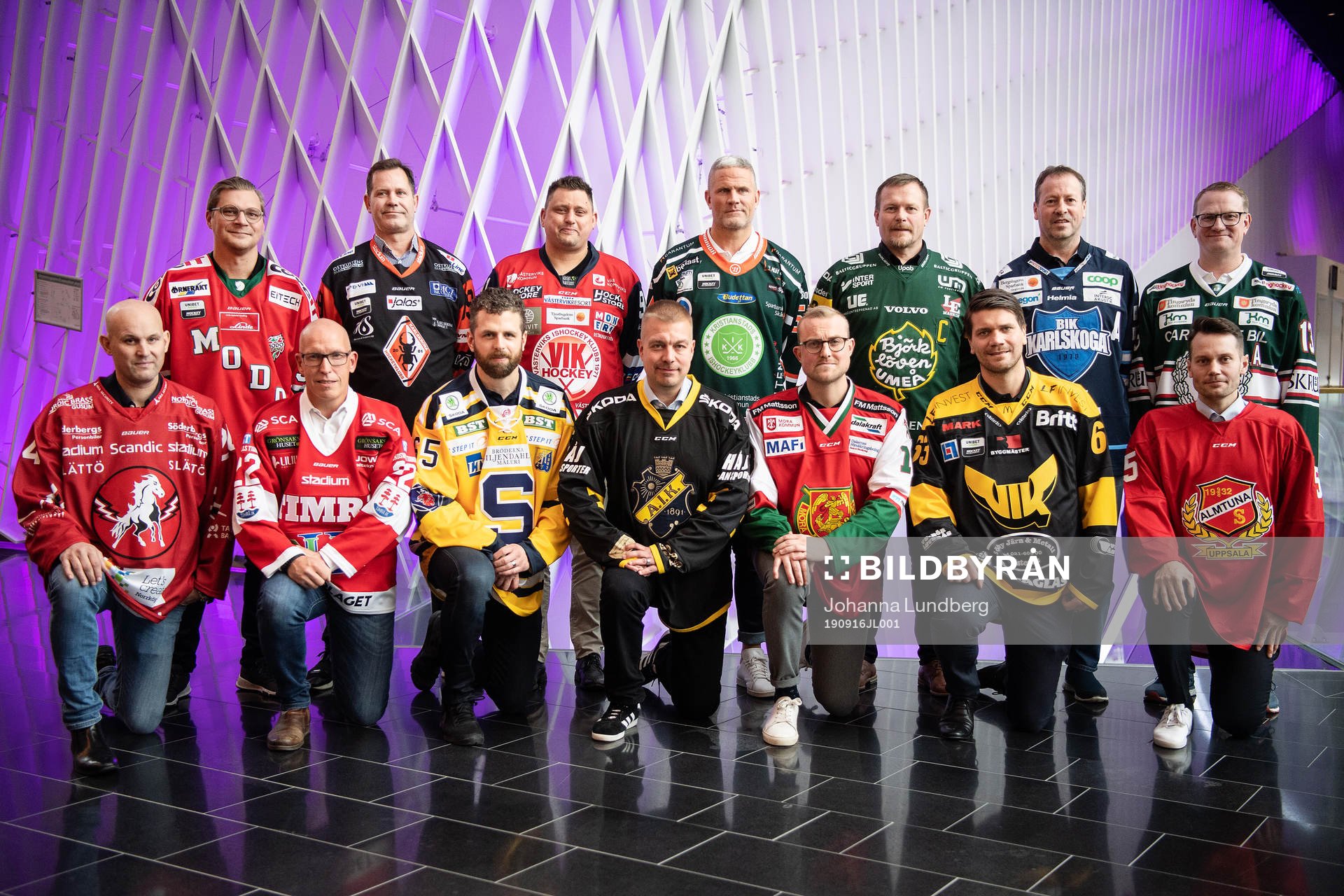 Tränarna står uppställda för en tränarbild. Övre