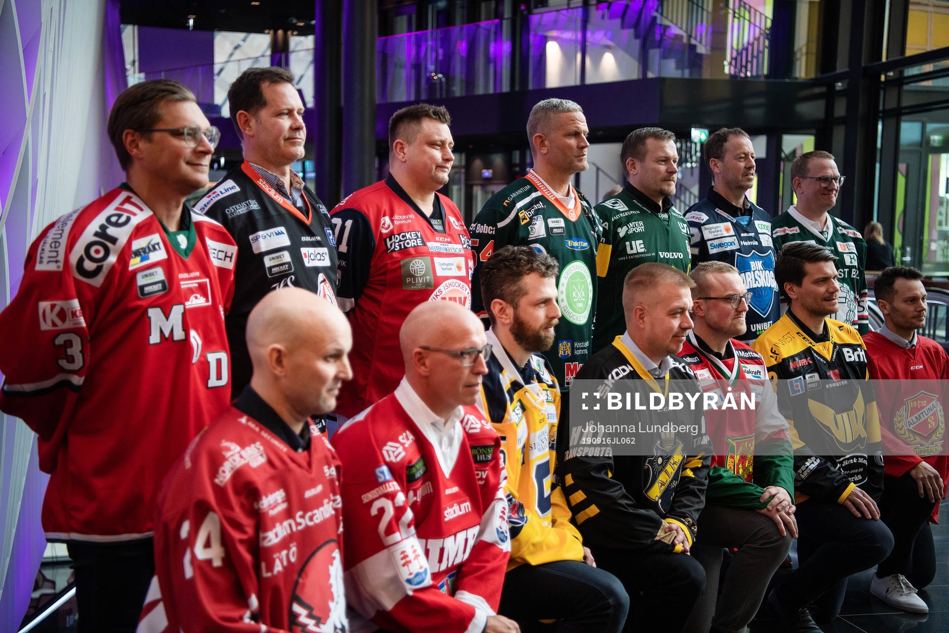 Tränarna står uppställda för en tränarbild. Övre
