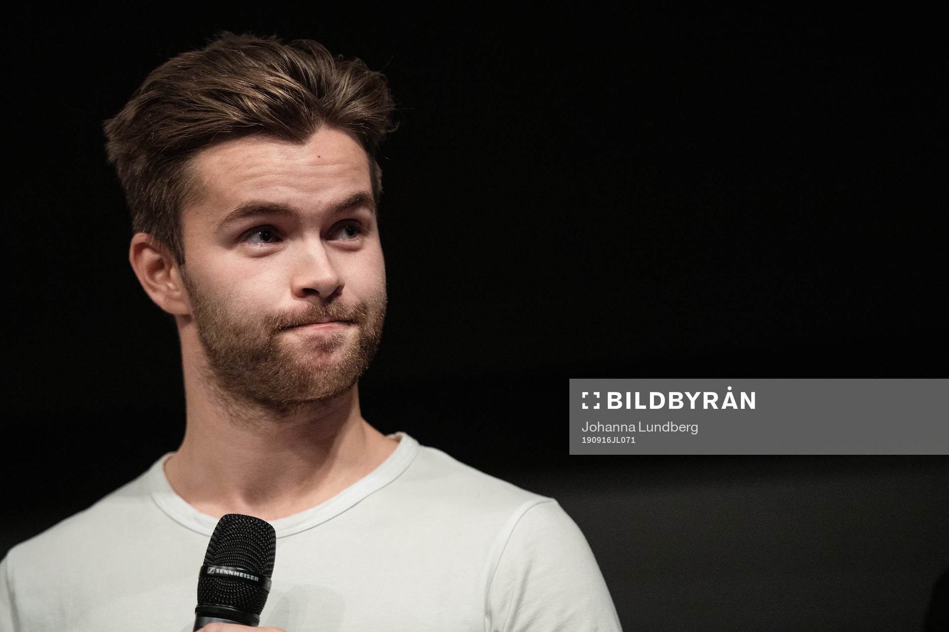 Anton Öhman, Modo