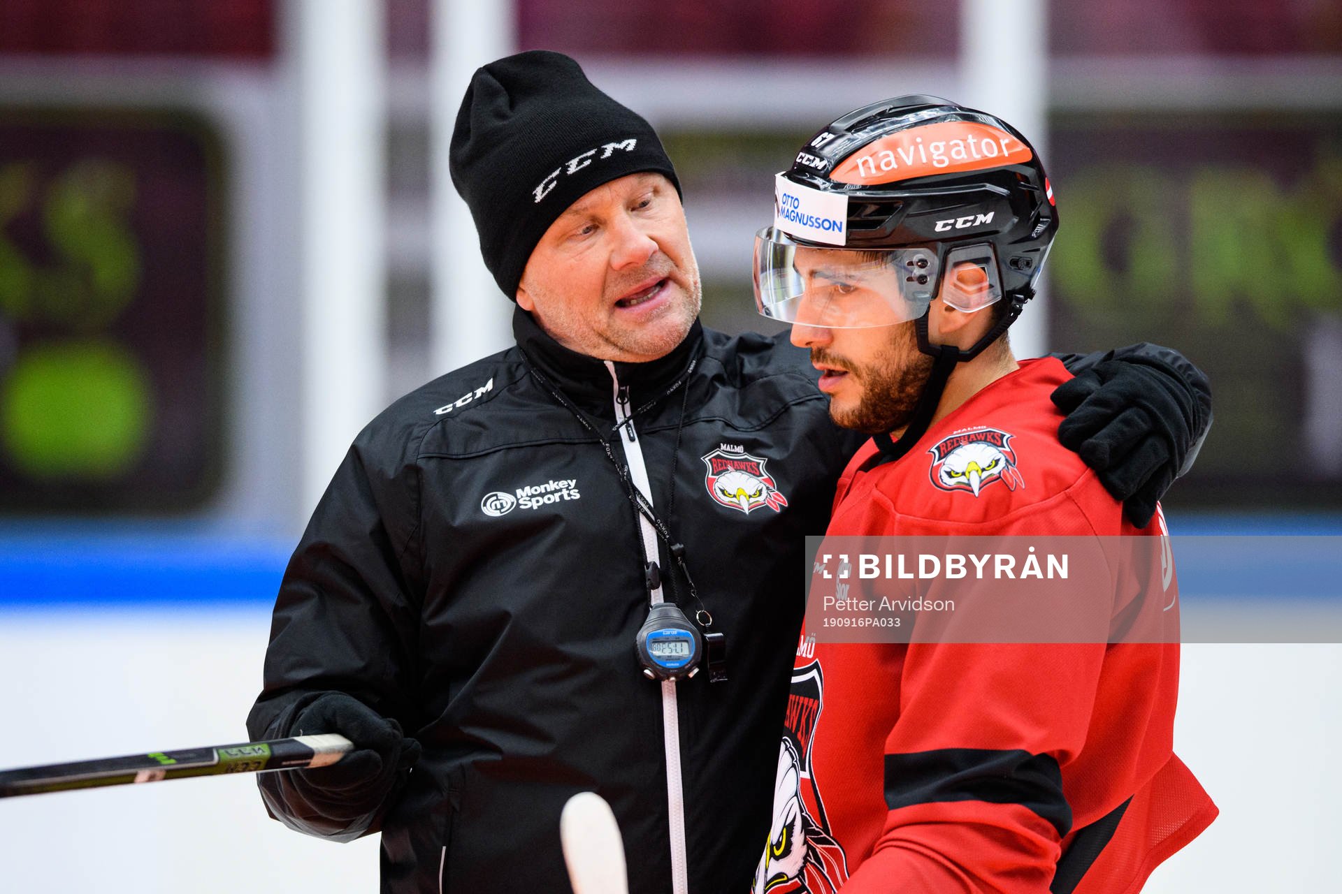 Tränare Peter Andersson i samtal med Konstantin Komarek