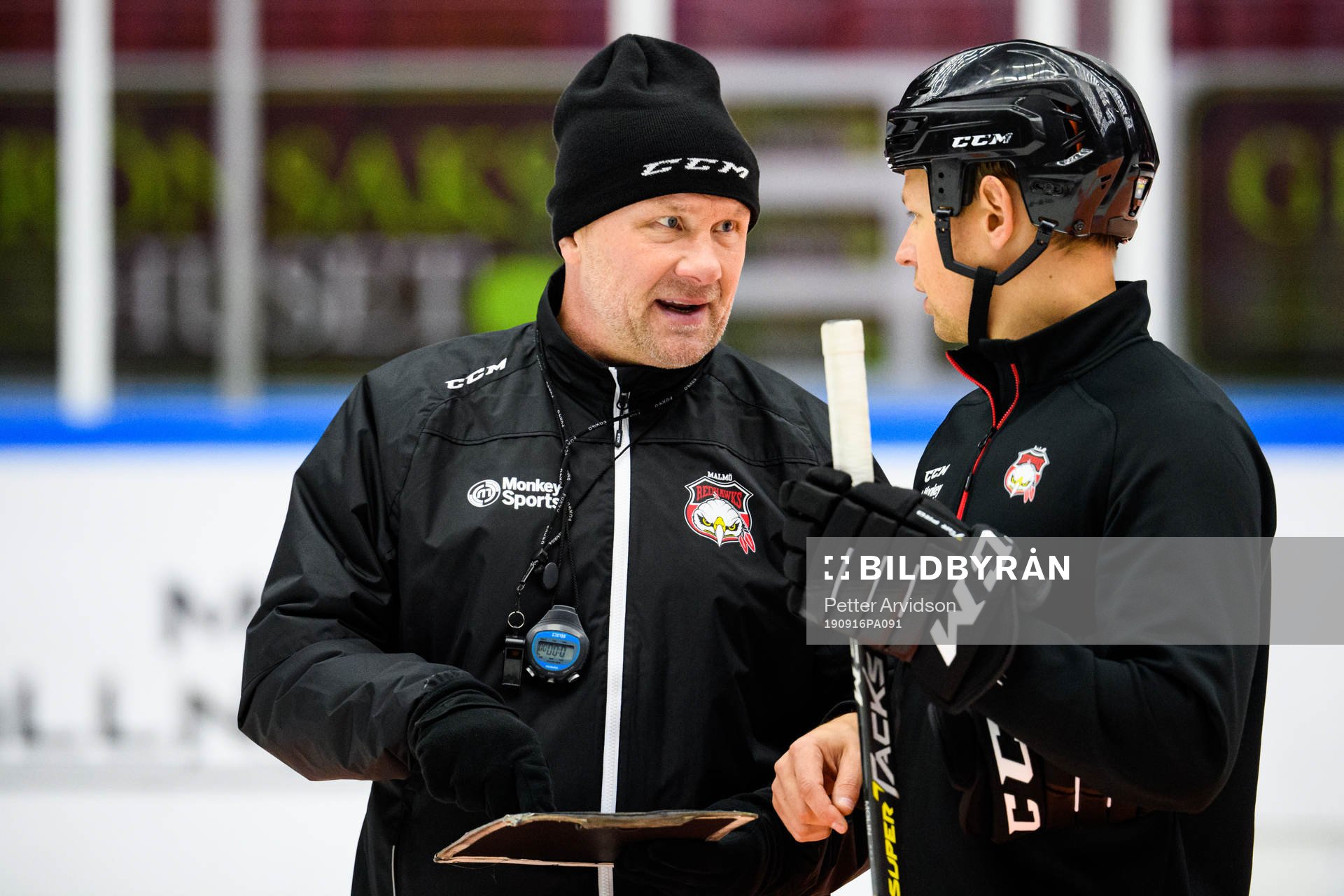 Tränare Peter Andersson i samtal med assisterande tränare