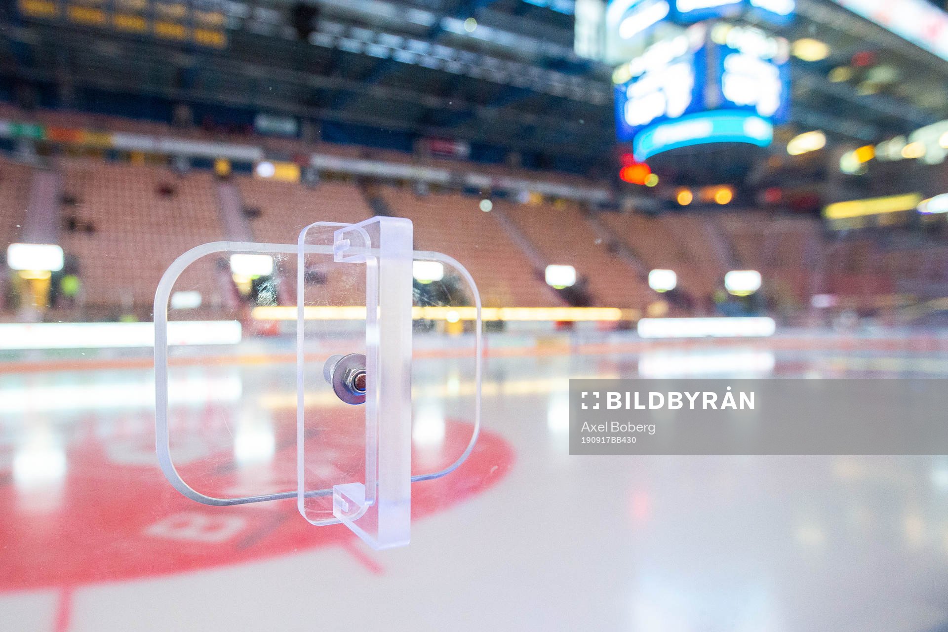 Fotohål i plexiglaset i Kinnarps Arena