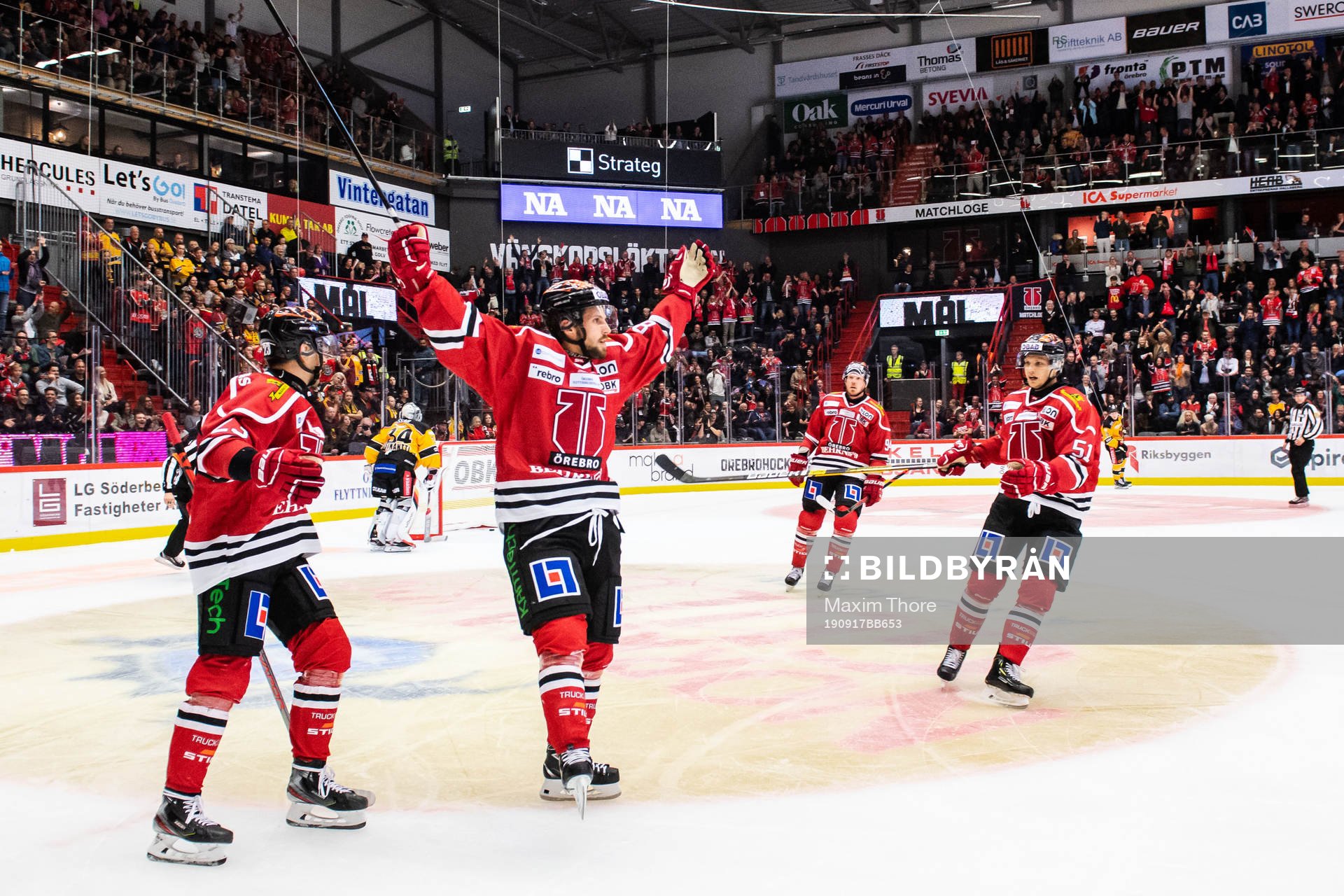 Örebros Mathias Bromé jublar med lagkamrater