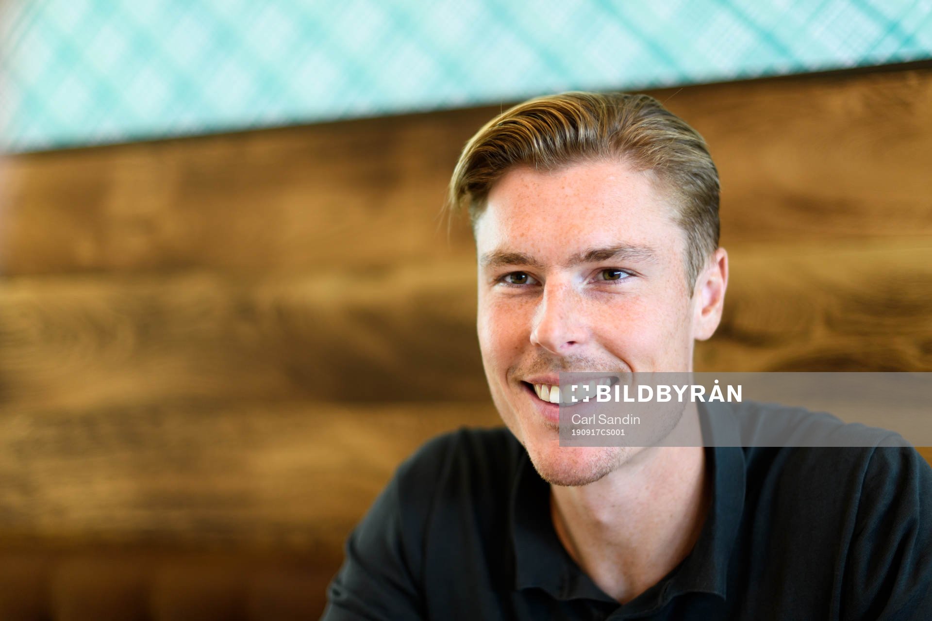 Gais Marcus Bergholtz blir intervjuad