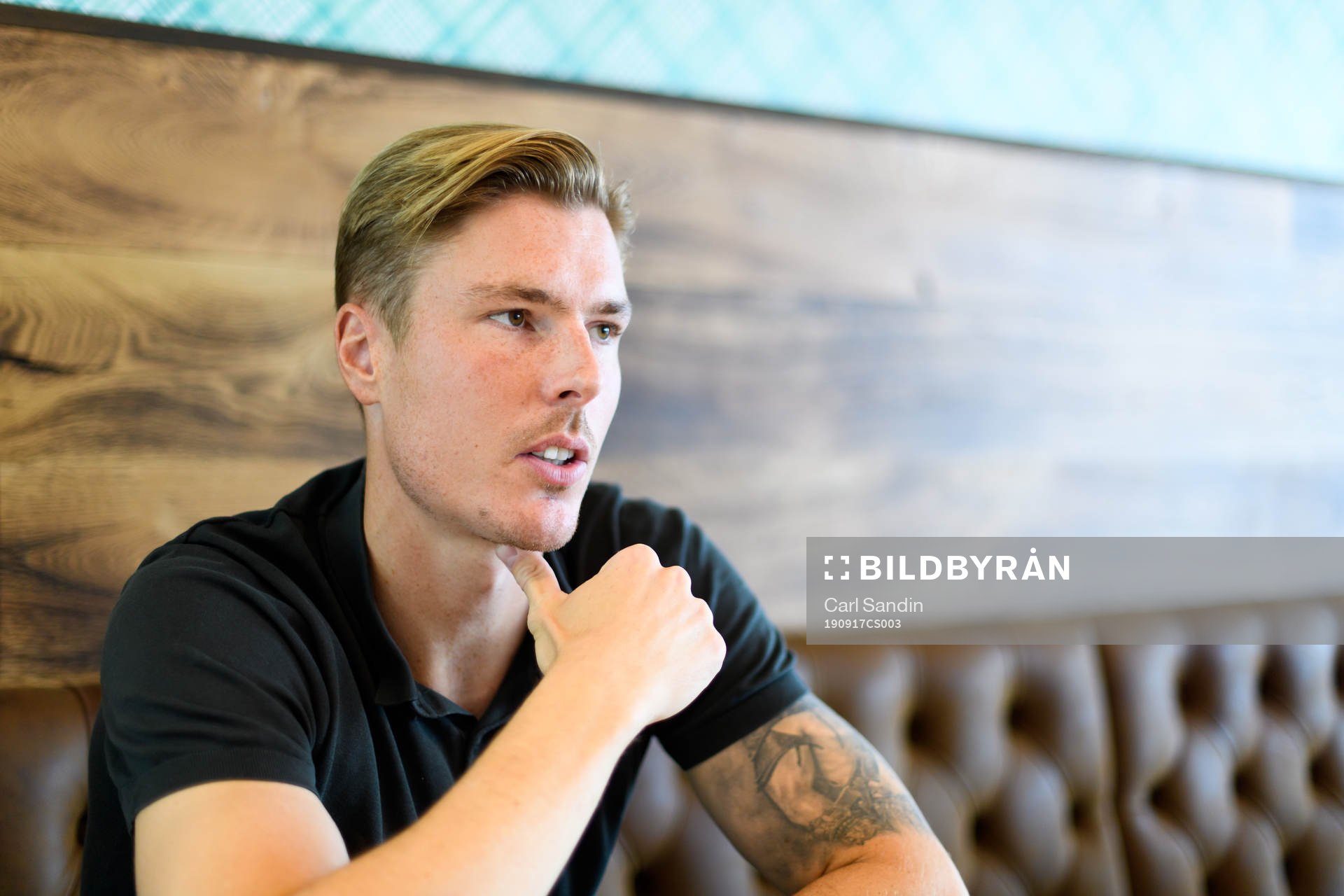 Gais Marcus Bergholtz blir intervjuad