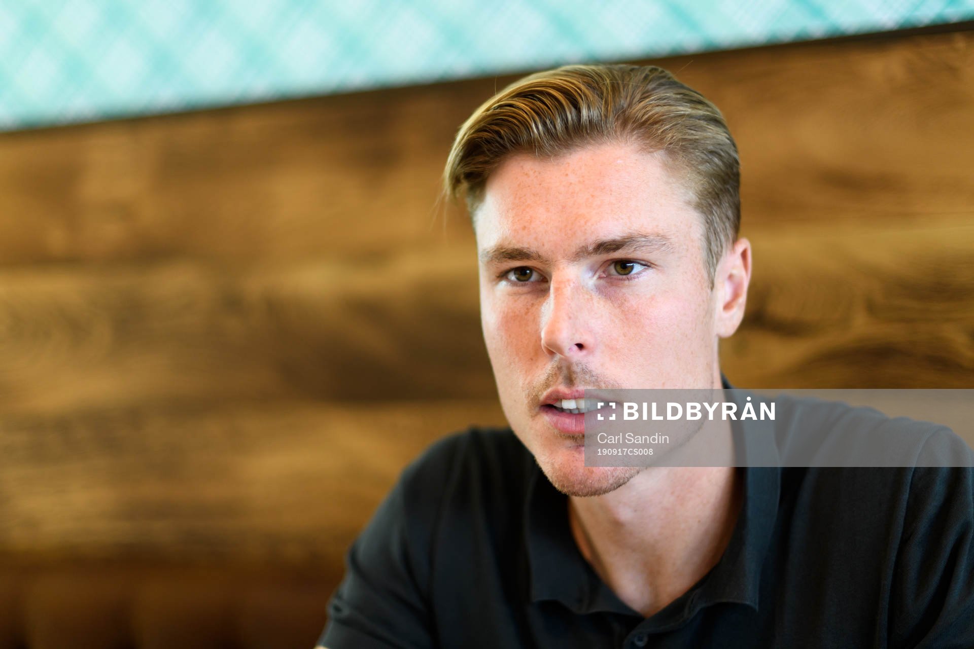 Gais Marcus Bergholtz blir intervjuad