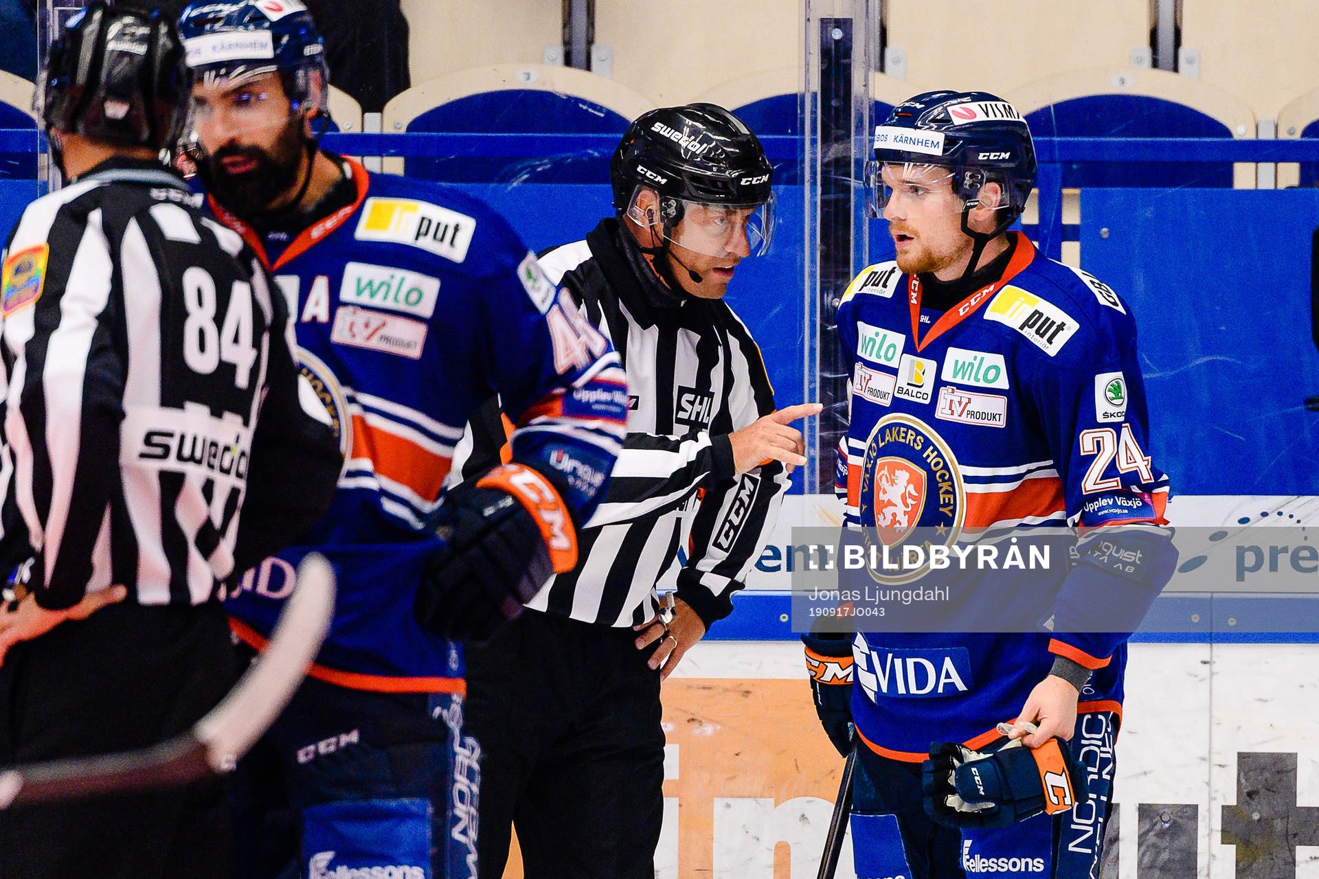 Domare Sören Persson pratar med Växjös Brendan Shinnimin